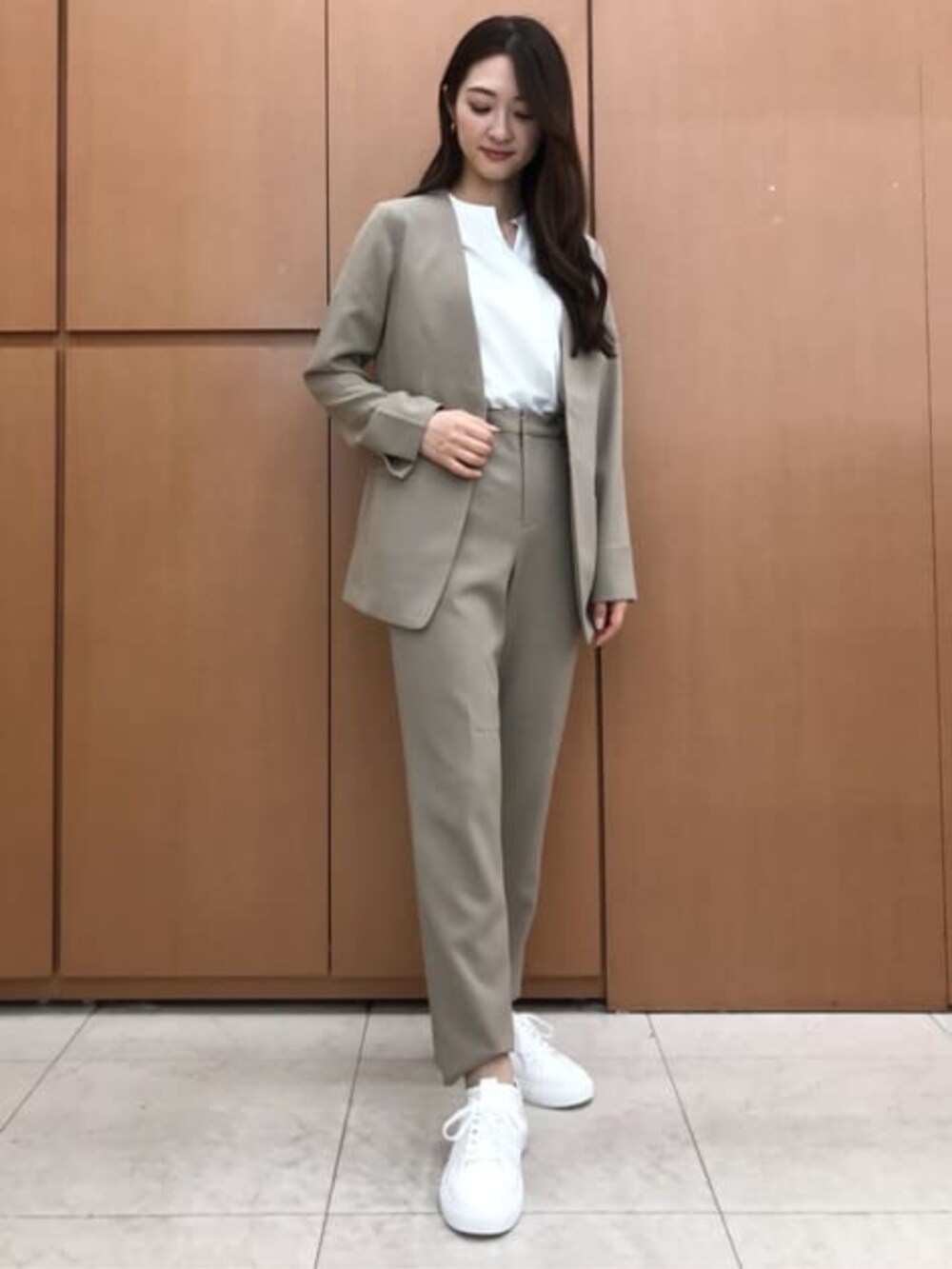 ベージュ系のスーツパンツ、ベージュ系のスーツジャケットを着用したレディースの冬コーディネートの3枚目の写真