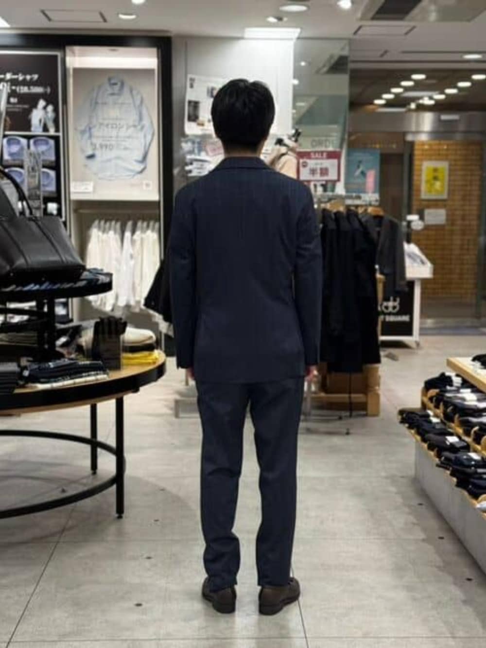 ブルー系のテーラードジャケット、ブルー系のスラックスを着用したメンズの冬コーディネートの2枚目の写真