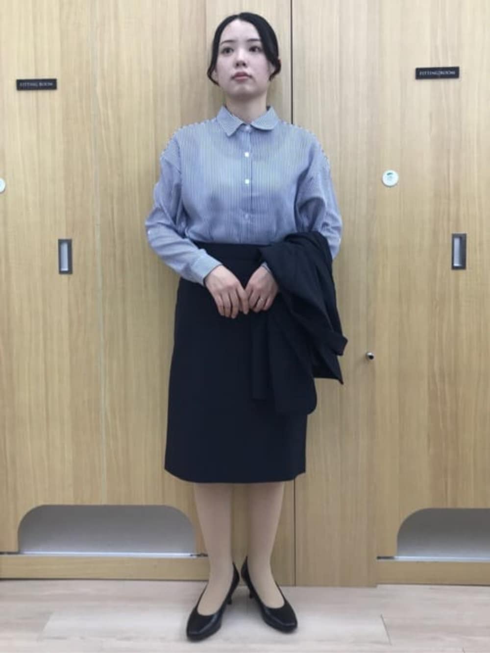 ブルー系のスーツジャケット、ブルー系のスーツスカート、ブルー系のシャツ/ブラウスを着用したレディースの春コーディネートの4枚目の写真