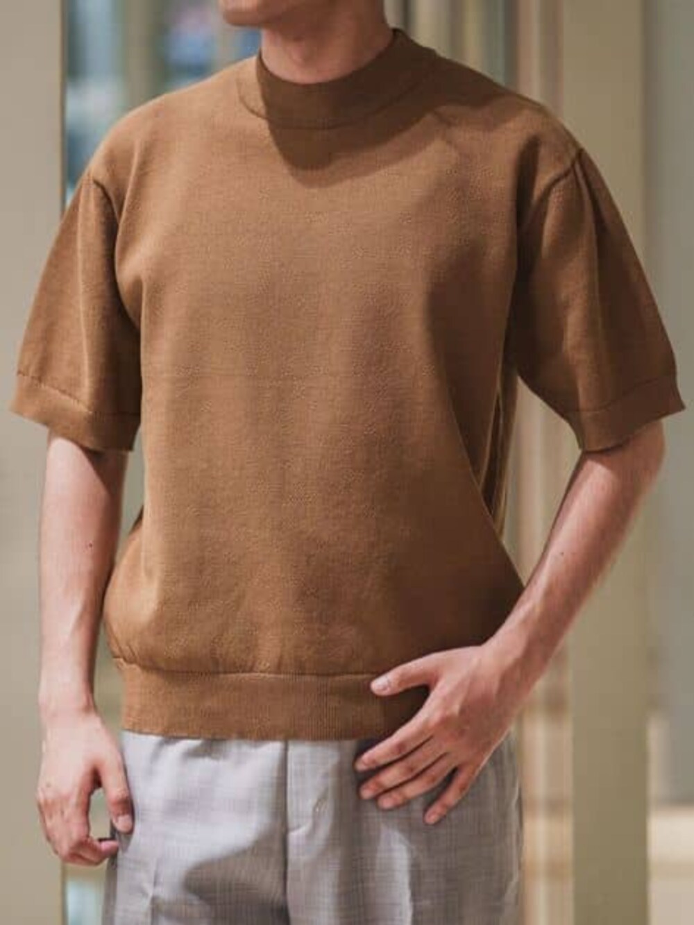 グレー系のスーツパンツ、グレー系のスーツジャケット、イエロー系のニット/セーターを着用したメンズの夏コーディネートの7枚目の写真