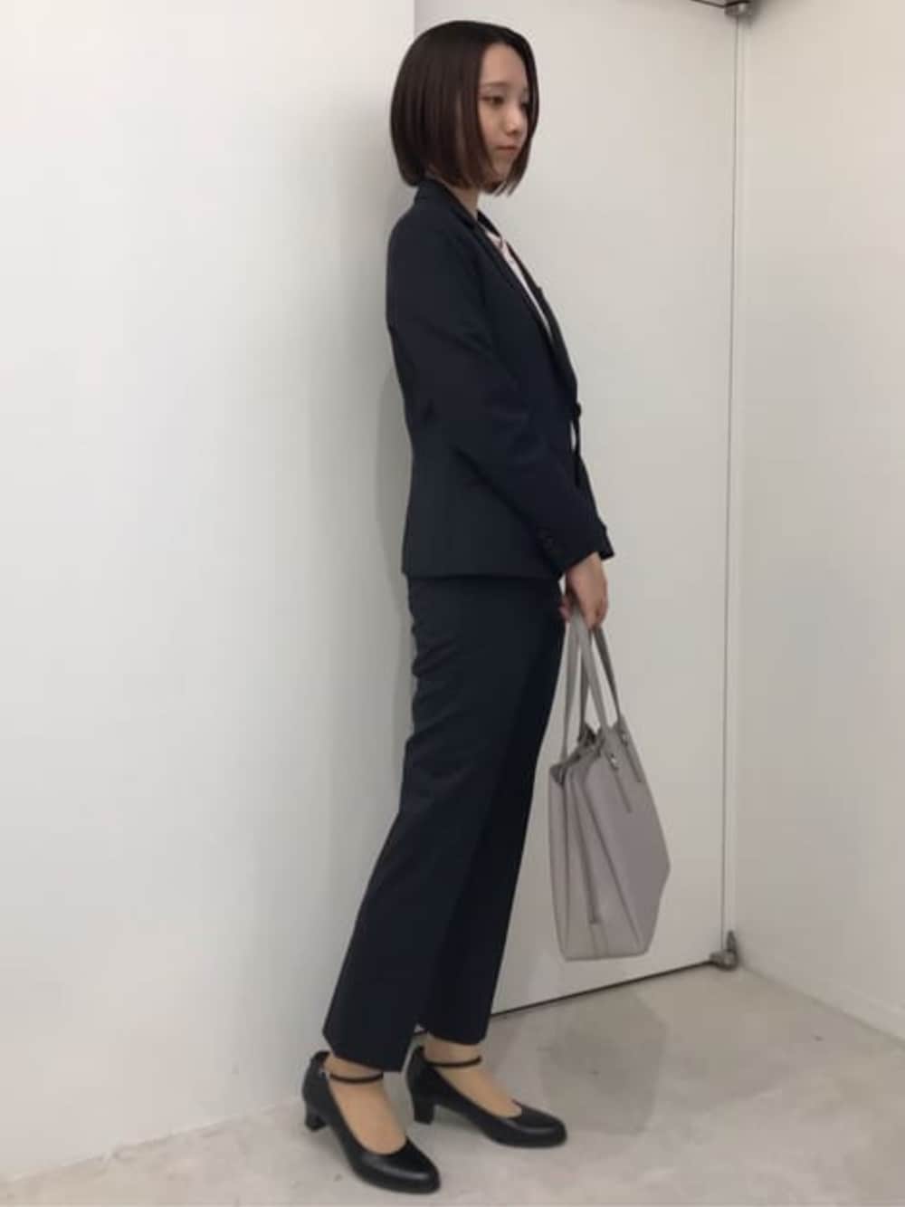 ブルー系のスーツパンツ、ブルー系のスーツジャケットを着用したレディースの冬コーディネートの5枚目の写真