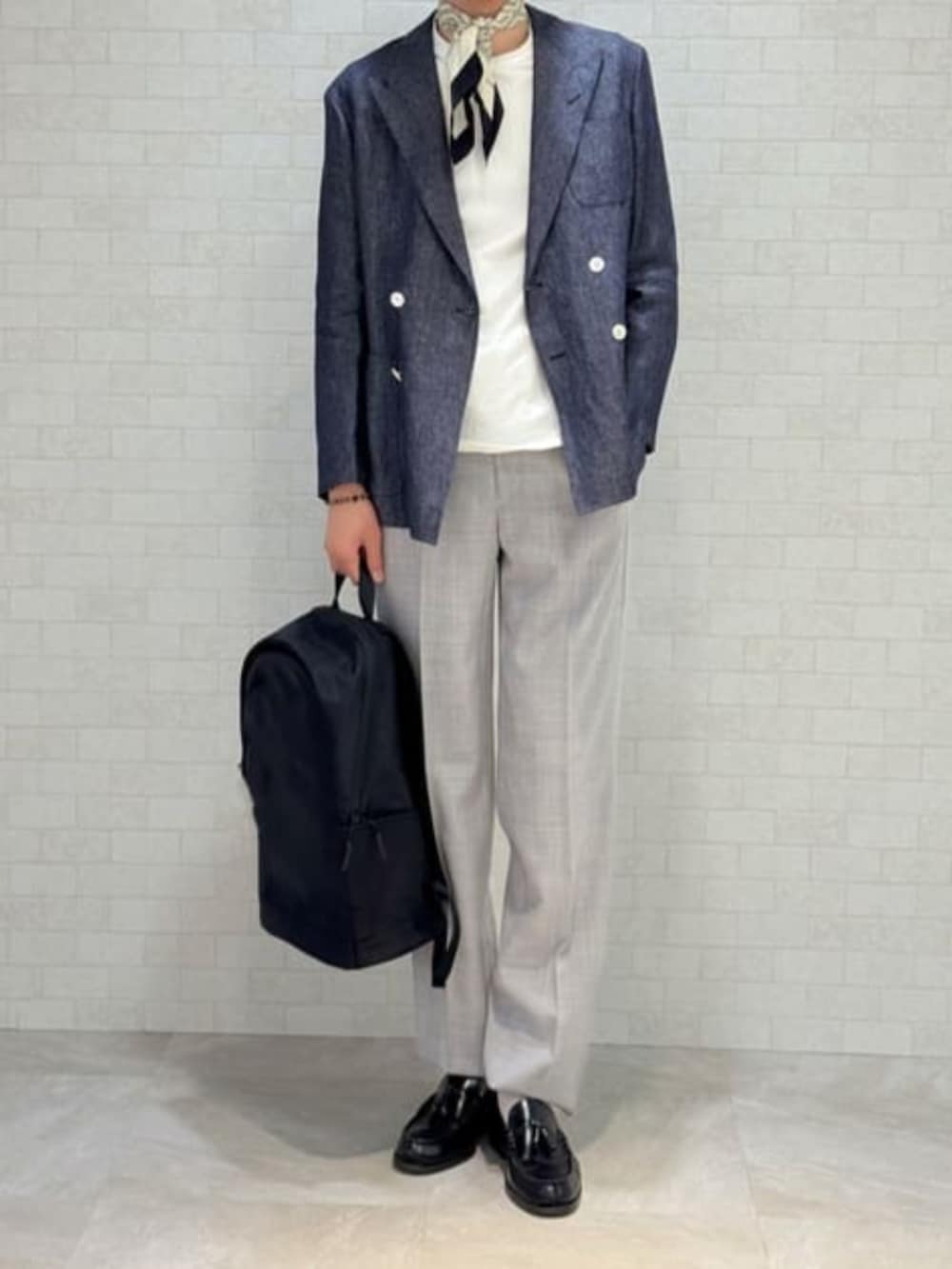 ホワイト系のTシャツ/カットソー、グレー系のスーツパンツ、ブルー系のスーツジャケットを着用したメンズの春コーディネートの2枚目の写真