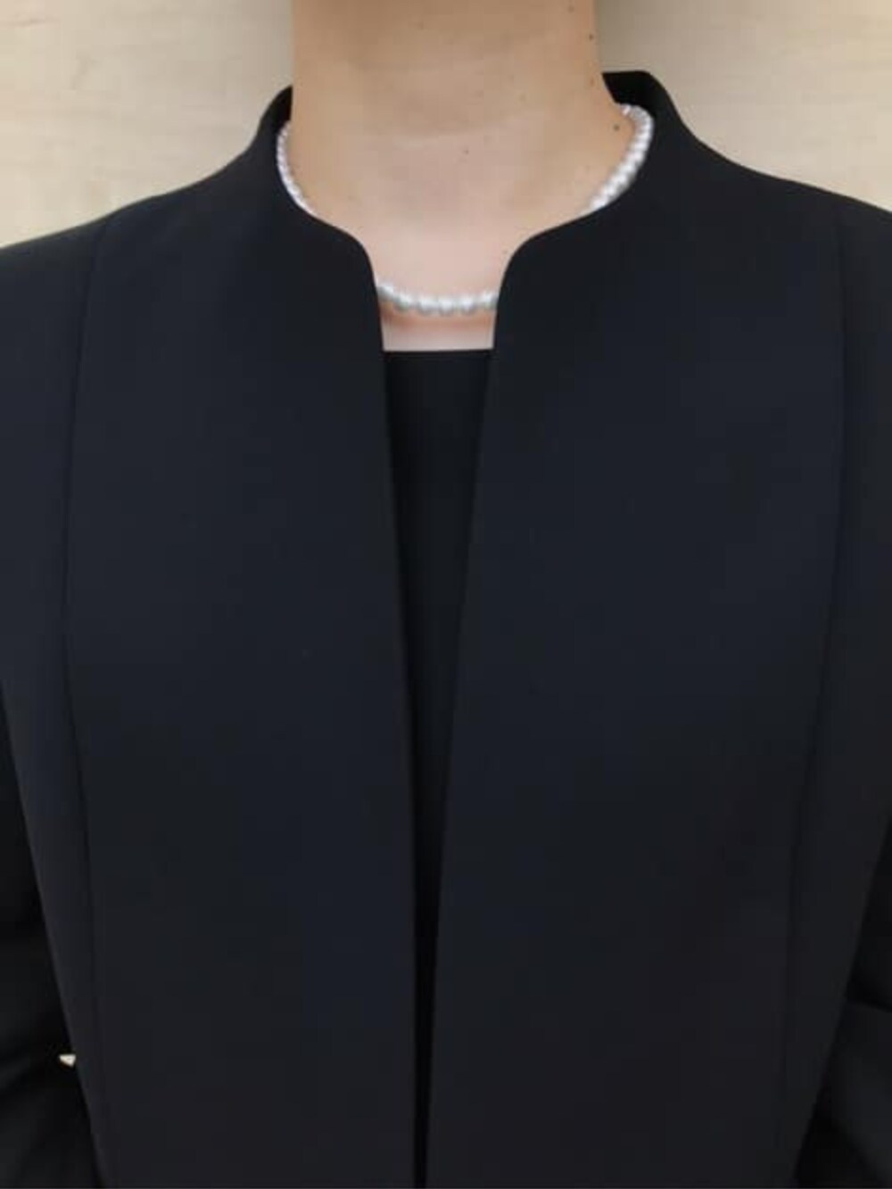 ブラック系のスーツセットを着用したレディースの冬コーディネートの8枚目の写真