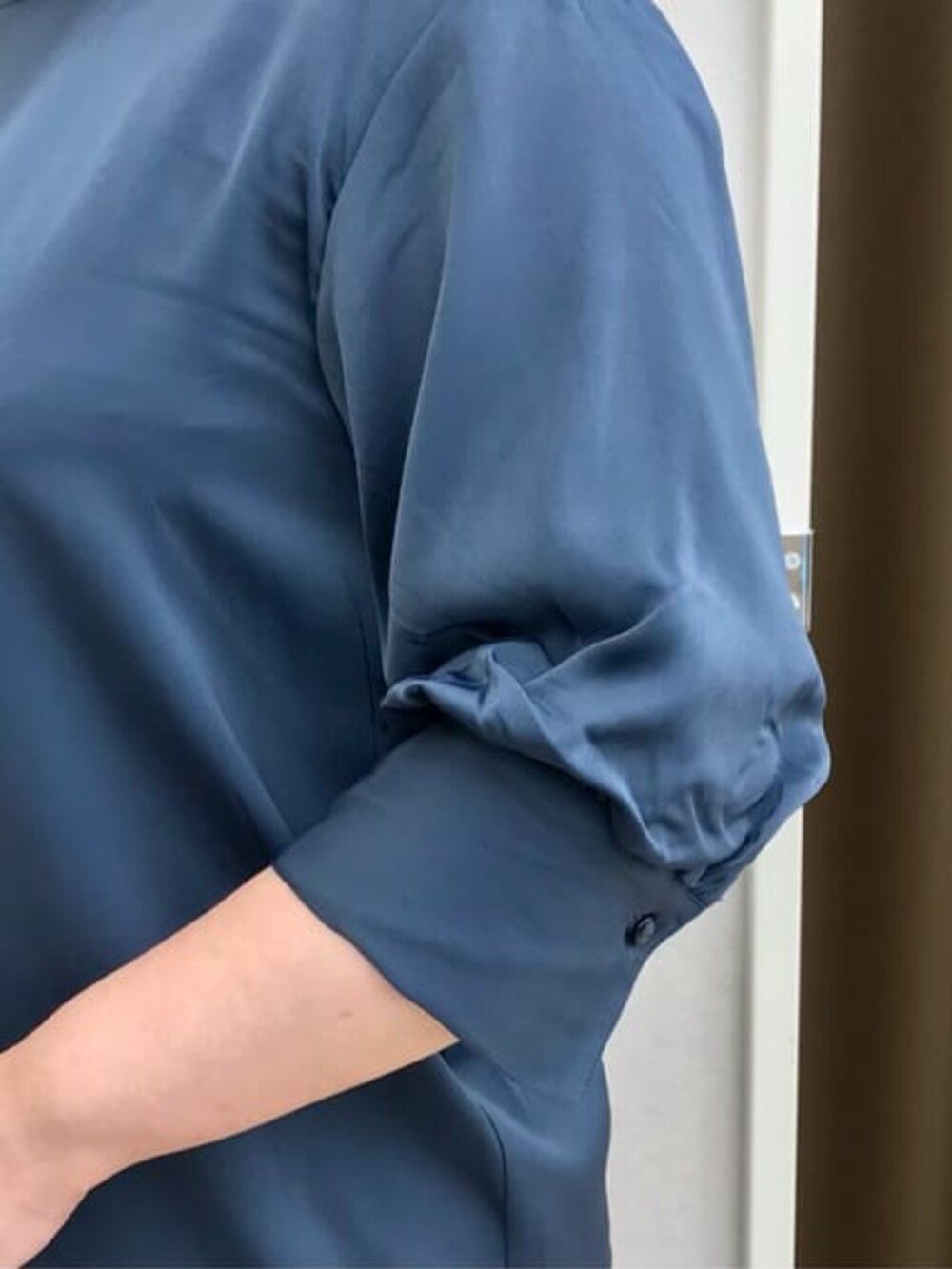 グレー系のその他パンツ、ブルー系のシャツ/ブラウスを着用したレディースの冬コーディネートの5枚目の写真