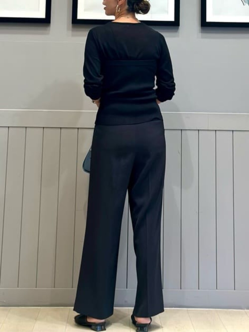 ブラック系のTシャツ/カットソーを着用したレディースの冬コーディネートの7枚目の写真