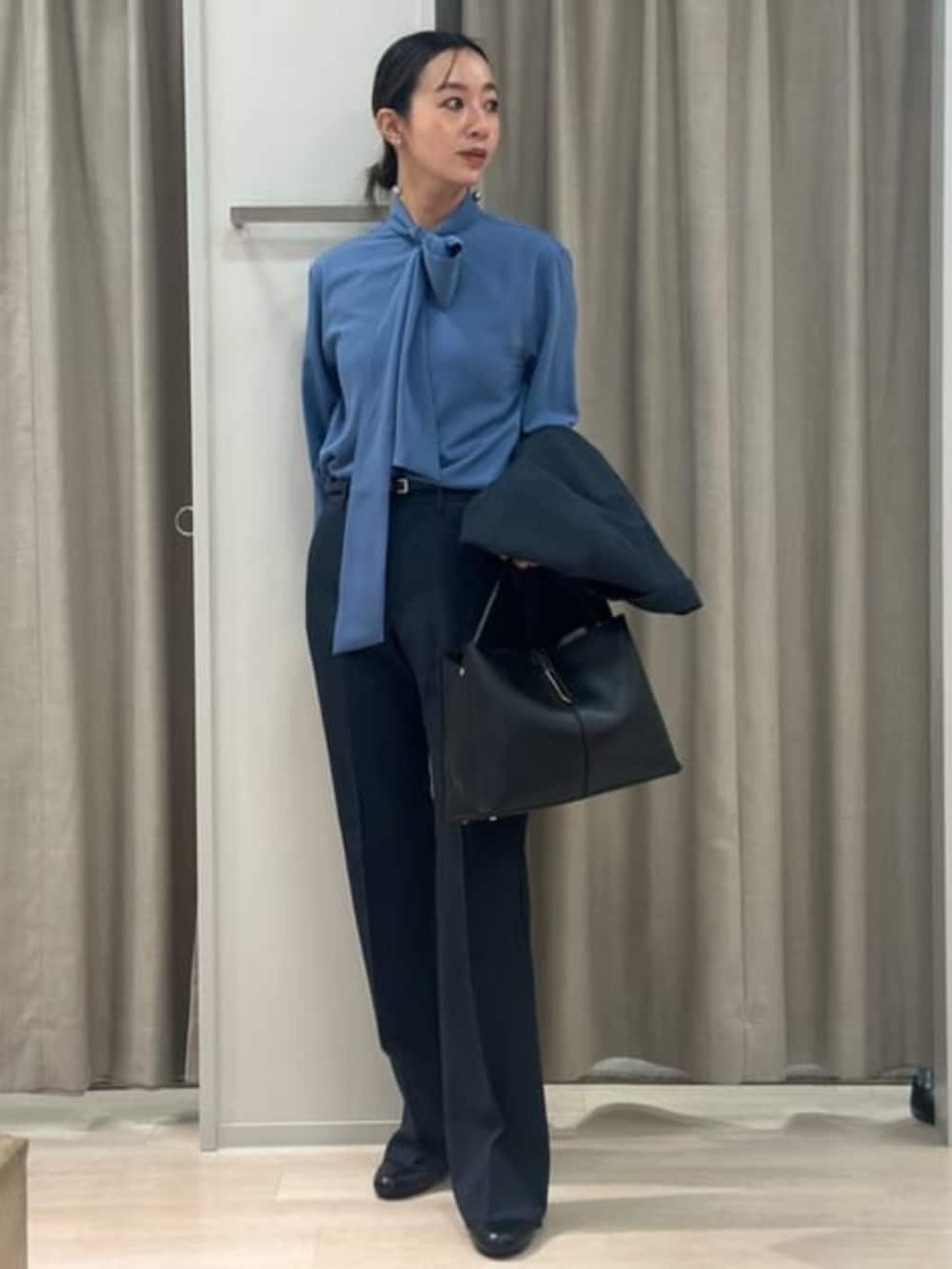 ブルー系のスラックス、ブルー系のテーラードジャケット、ブルー系のシャツ/ブラウスを着用したレディースの冬コーディネートの6枚目の写真