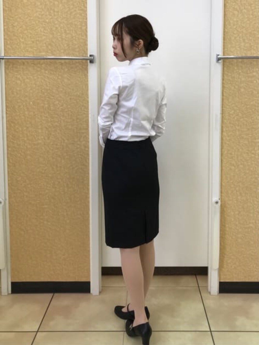 ブラック系のスーツジャケット、ブラック系のスーツスカートを着用したレディースの冬コーディネートの6枚目の写真