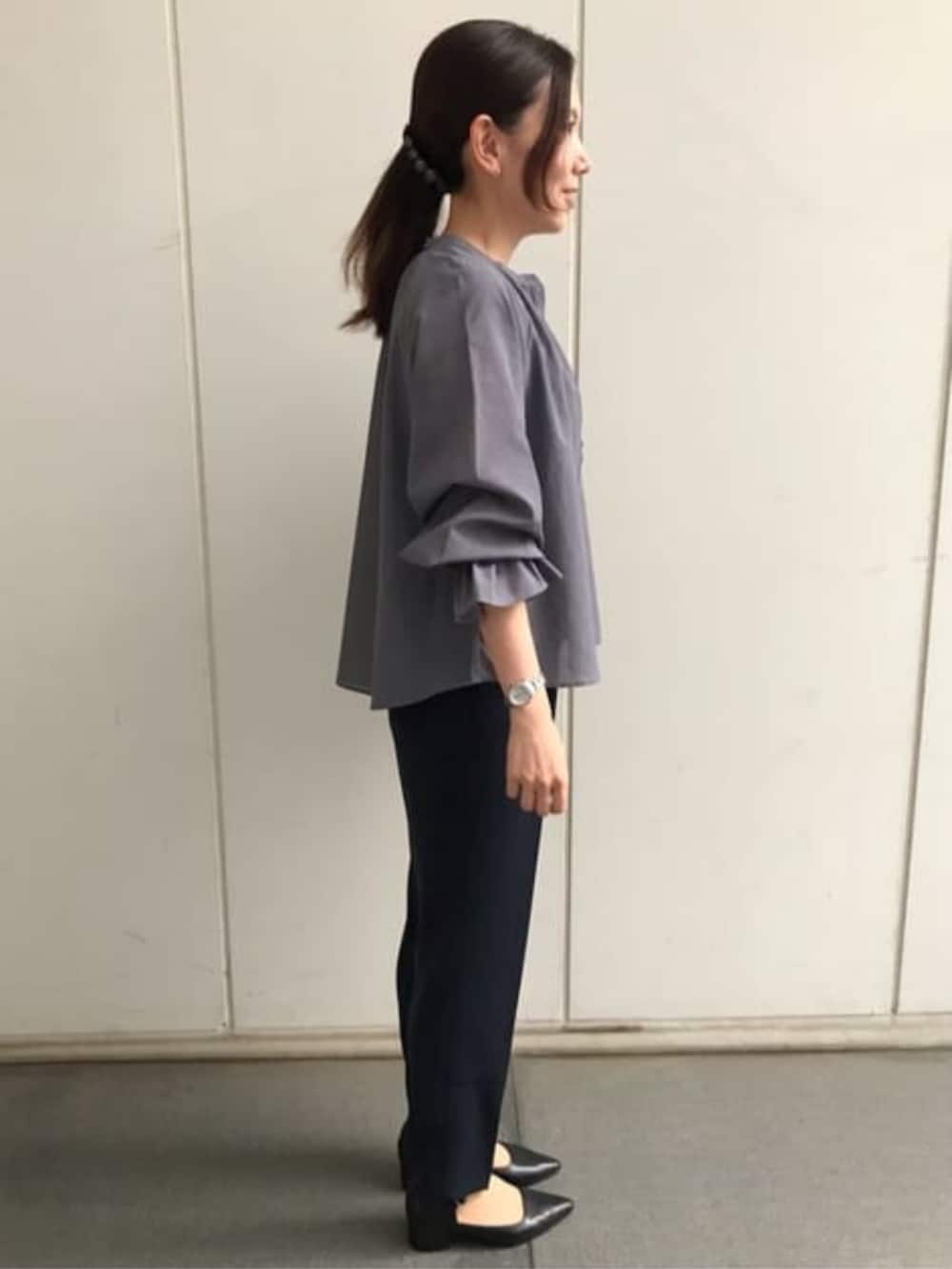 グレー系のシャツ/ブラウスを着用したレディースの冬コーディネートの6枚目の写真