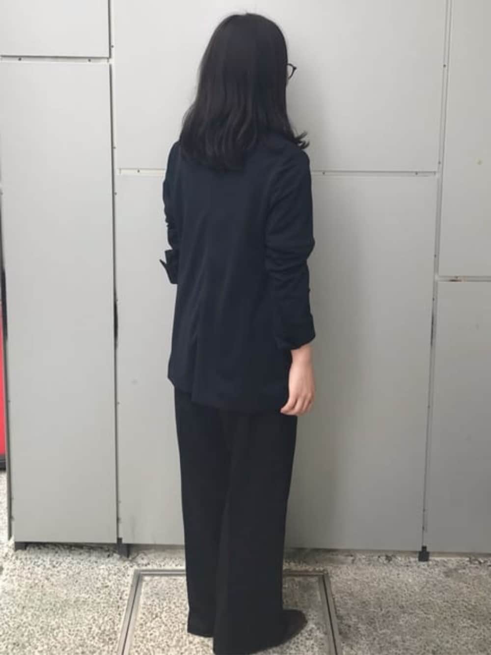 ブラック系のスーツパンツを着用したレディースの冬コーディネートの4枚目の写真