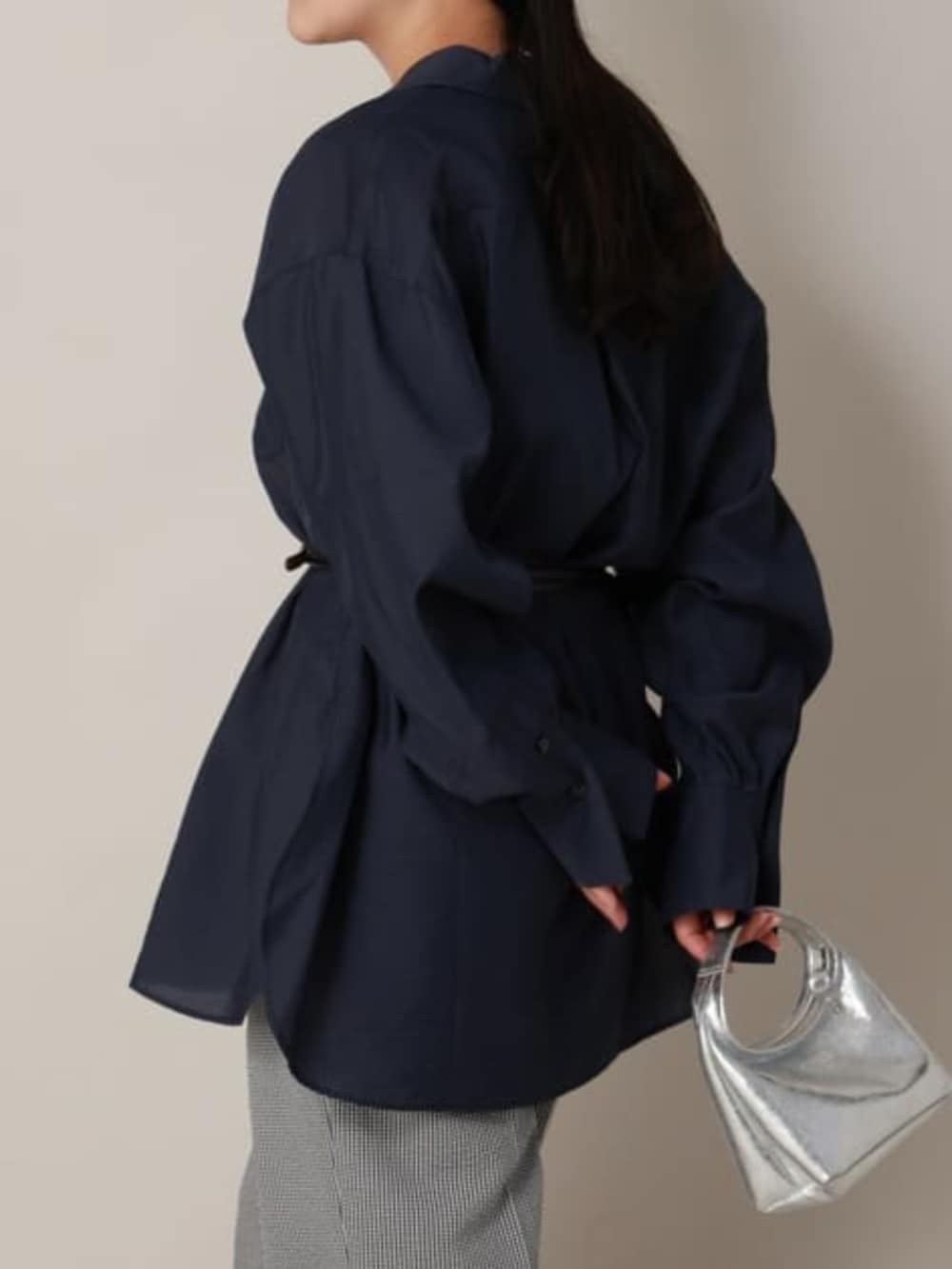 ブルー系のシャツ/ブラウス、ブラック系のスラックスを着用したレディースの春コーディネートの2枚目の写真