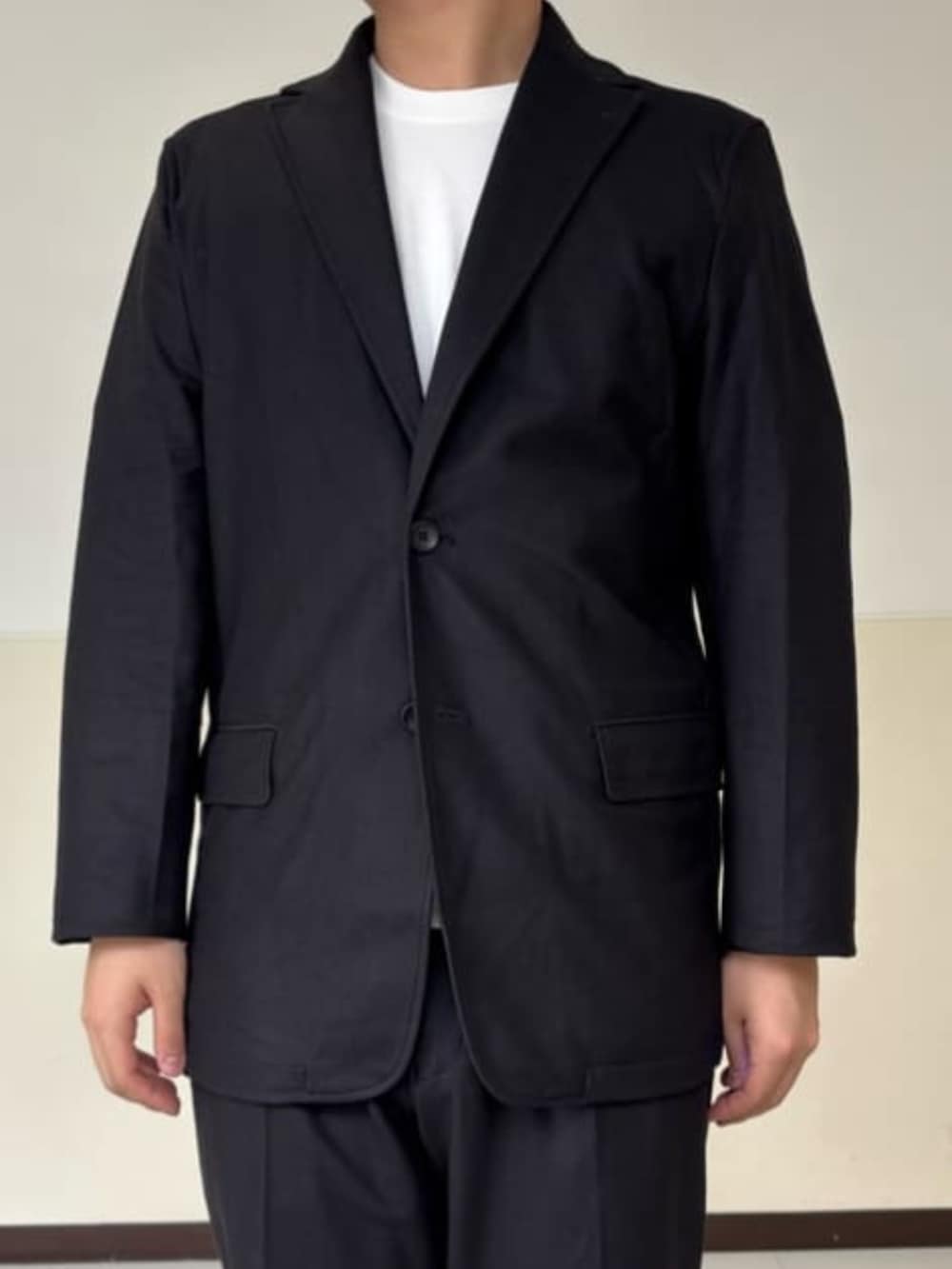 ブラック系のセットアップ、ブラック系のドレスシューズを着用したメンズの冬コーディネートの3枚目の写真