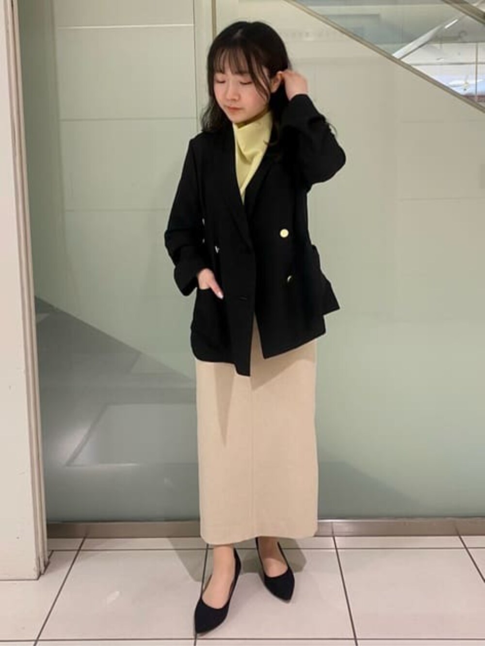 ブラック系のテーラードジャケット、イエロー系のシャツ/ブラウスを着用したレディースの春コーディネートの2枚目の写真