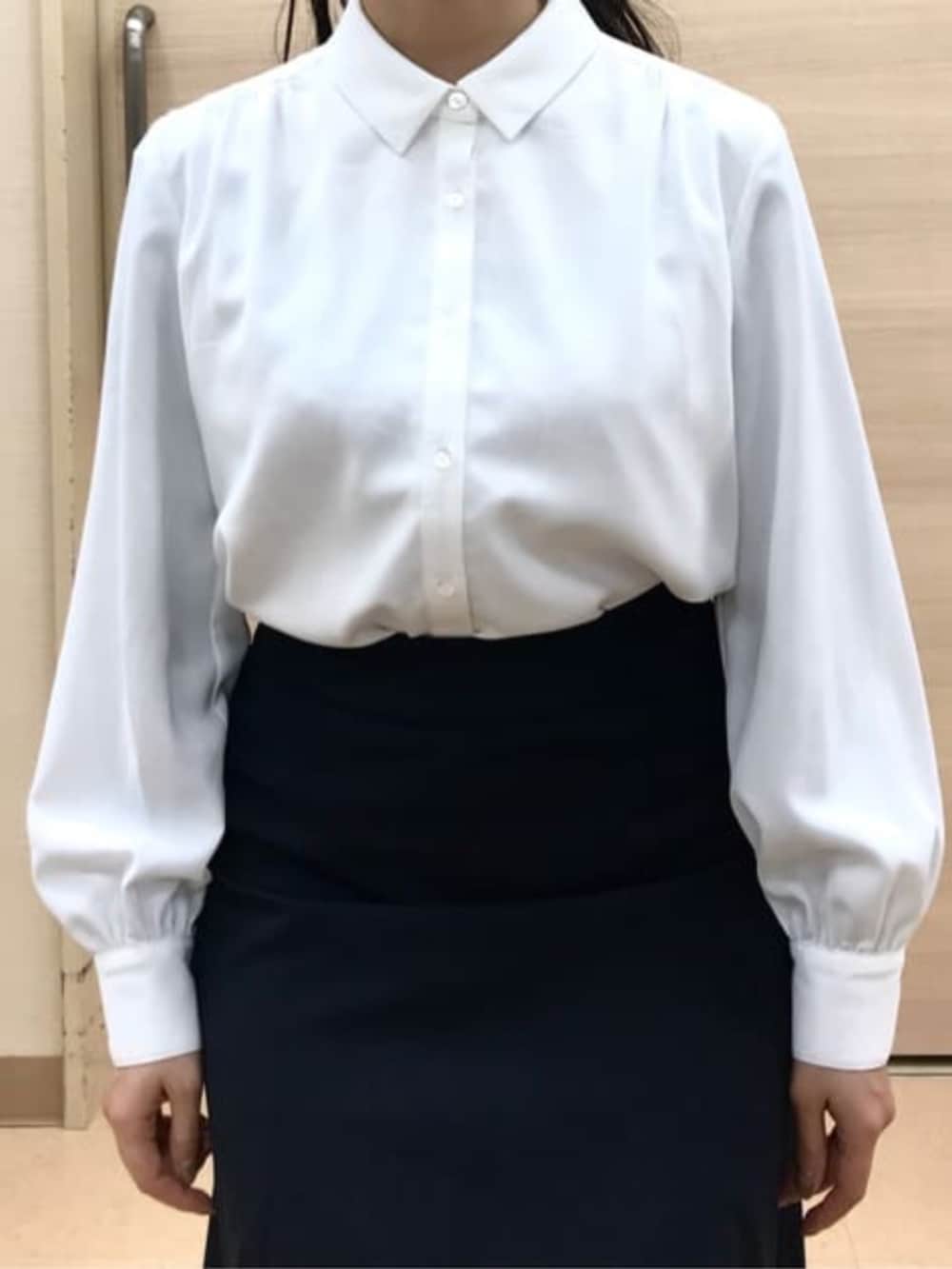 ホワイト系のシャツ/ブラウスを着用したレディースの冬コーディネートの10枚目の写真