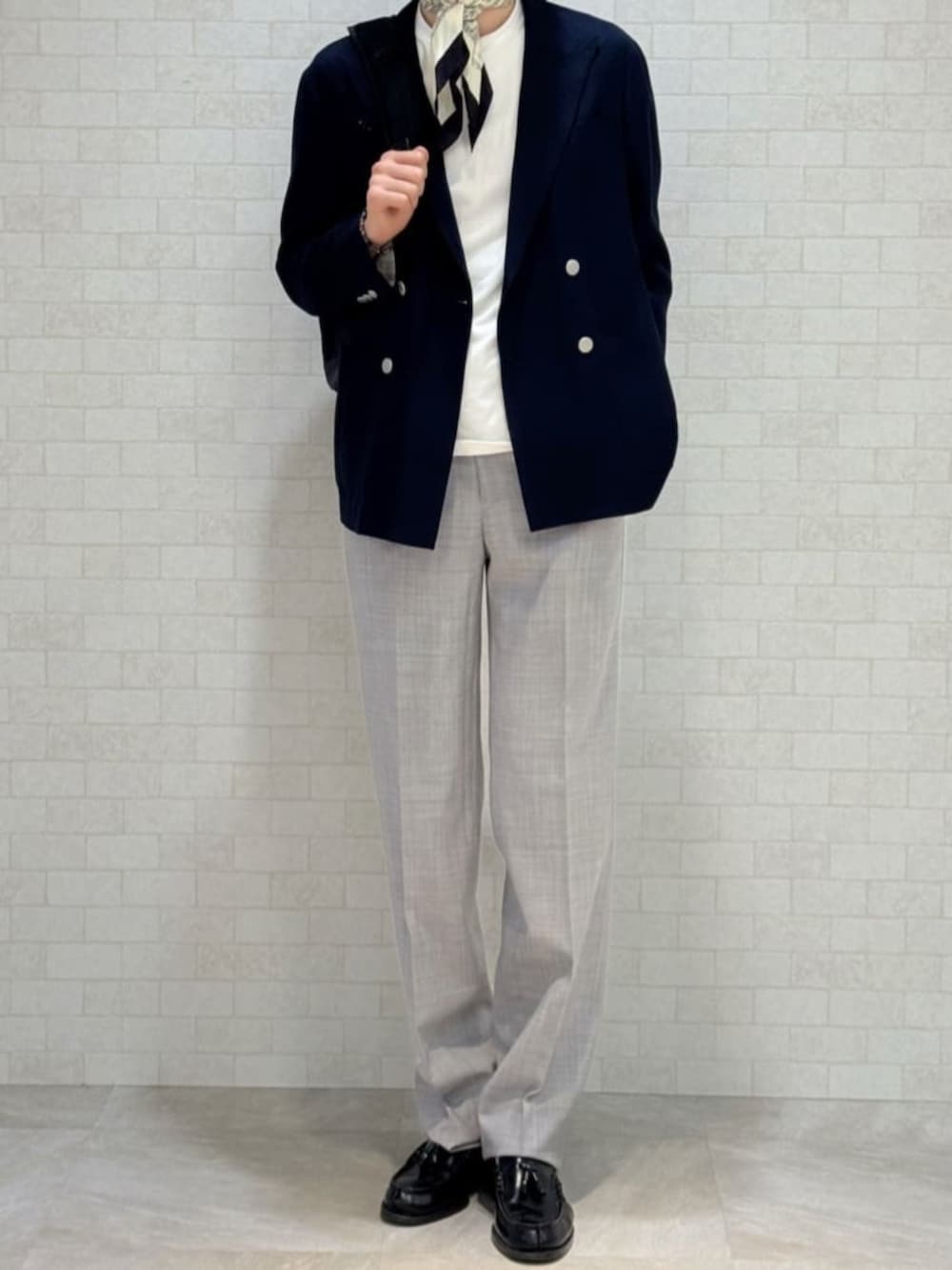 ホワイト系のTシャツ/カットソー、グレー系のスーツパンツ、ブルー系のスーツジャケットを着用したメンズの春コーディネートの3枚目の写真