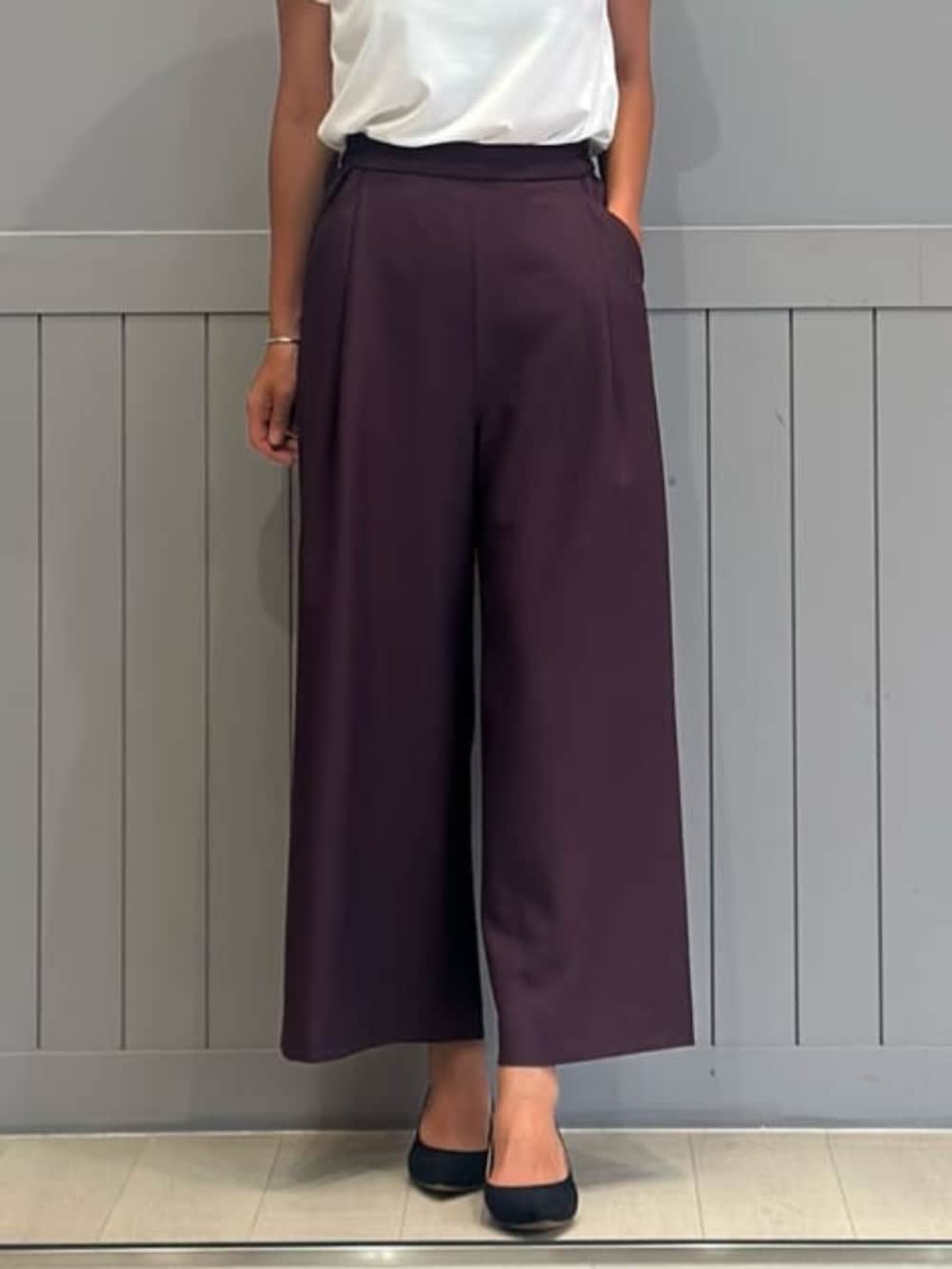 パープル系のスラックス、ホワイト系のテーラードジャケットを着用したレディースの冬コーディネートの9枚目の写真