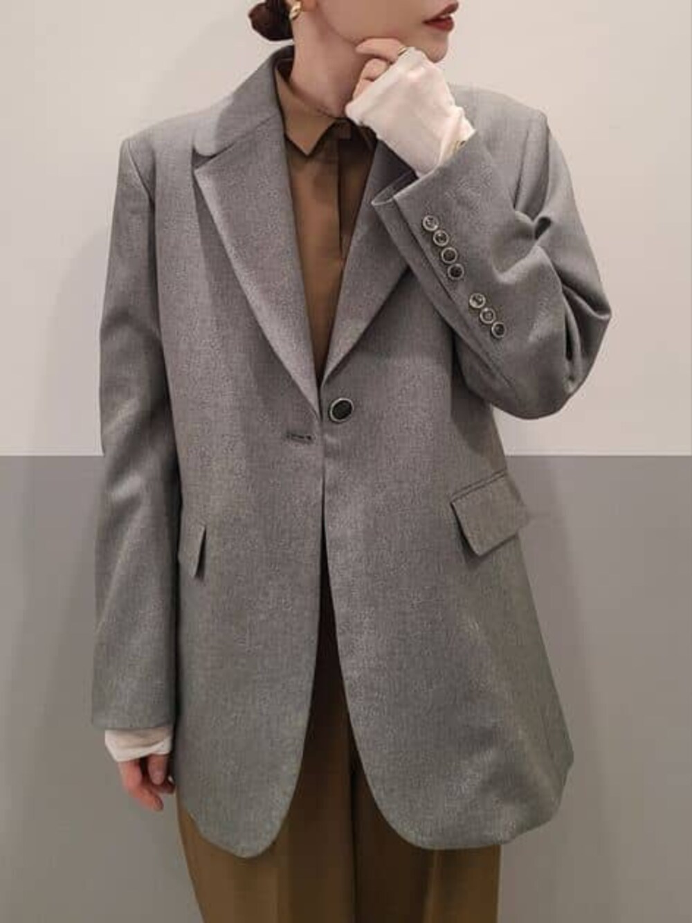 グレー系のテーラードジャケット、ベージュ系のつなぎ/オールインワンを着用したレディースの冬コーディネートの5枚目の写真