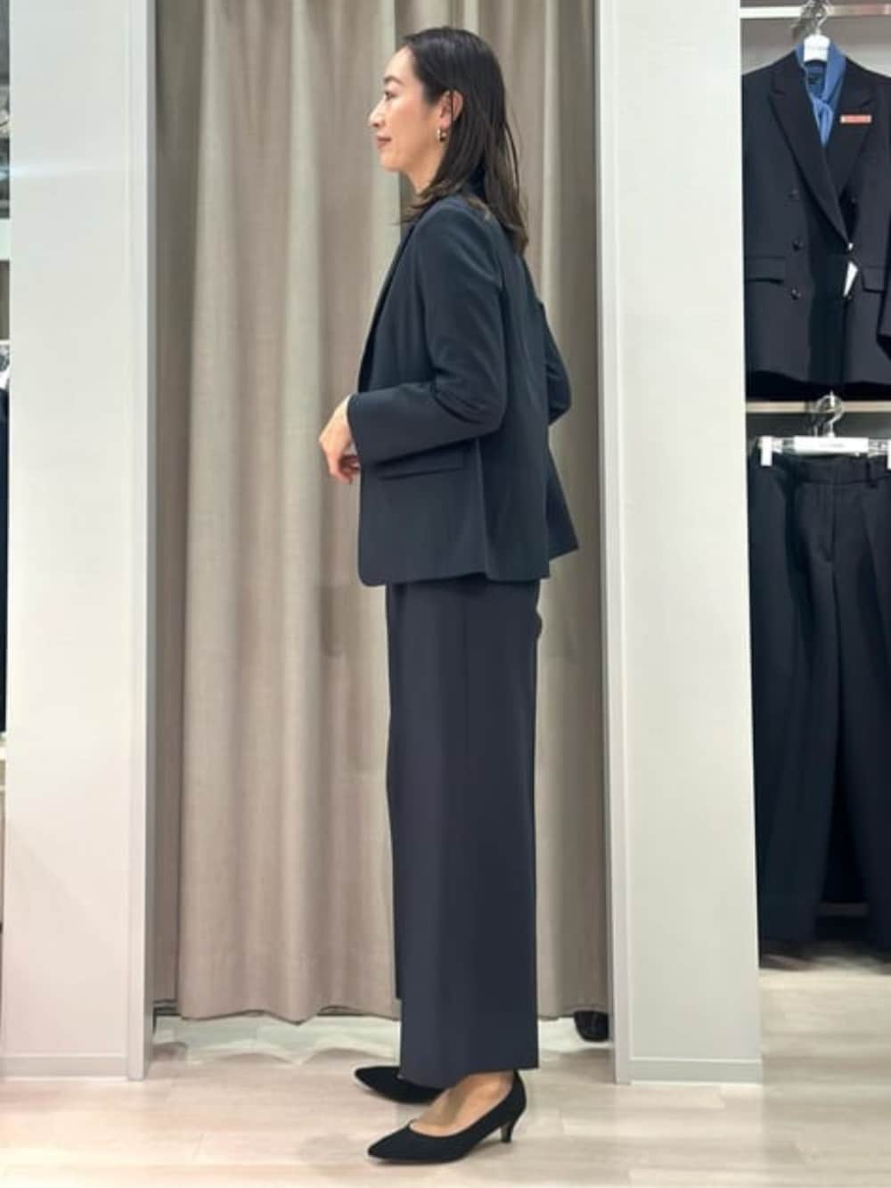 パープル系のシャツ/ブラウス、ブラック系のテーラードジャケット、ブラック系のスラックスを着用したレディースの冬コーディネートの4枚目の写真