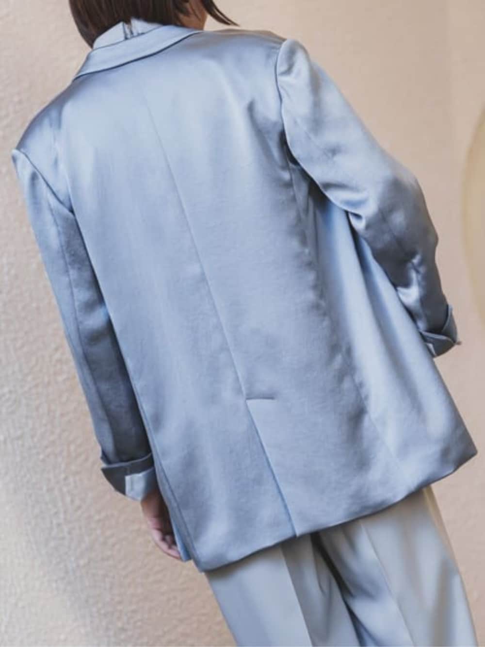 グレー系のテーラードジャケット、グレー系のつなぎ/オールインワンを着用したレディースの冬コーディネートの5枚目の写真