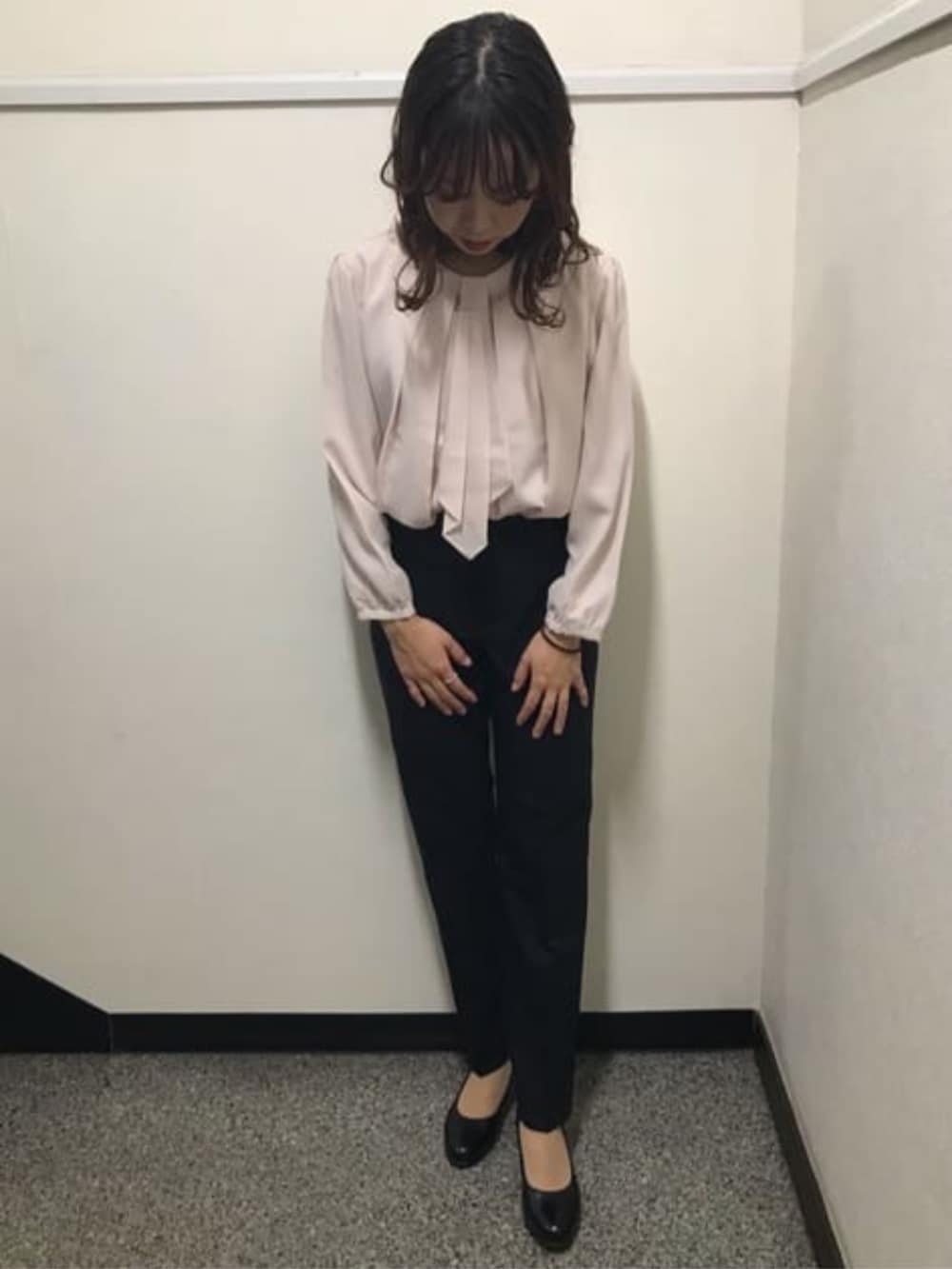 ブルー系のスーツパンツ、ブルー系のスーツジャケットを着用したレディースの冬コーディネートの7枚目の写真