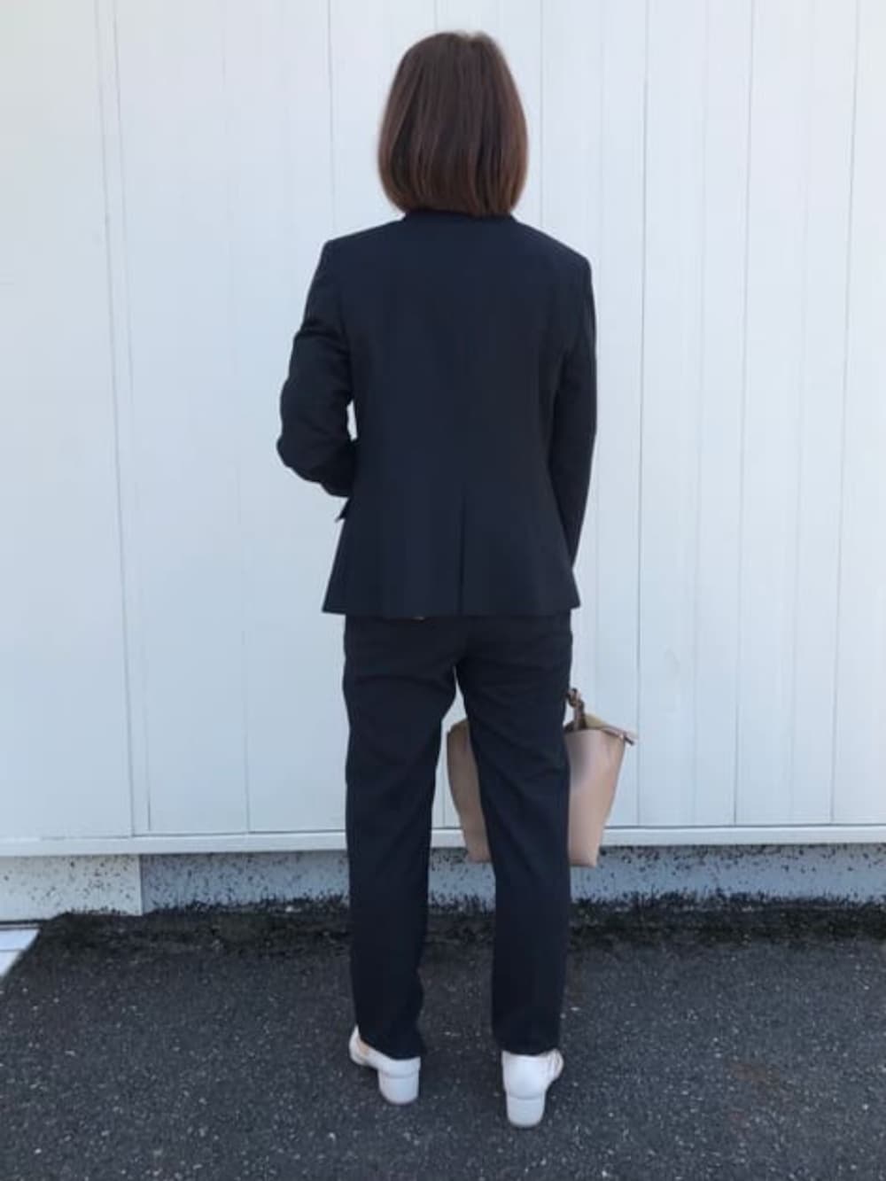 ブルー系のスーツジャケット、ブルー系のスーツパンツを着用したレディースの冬コーディネートの4枚目の写真