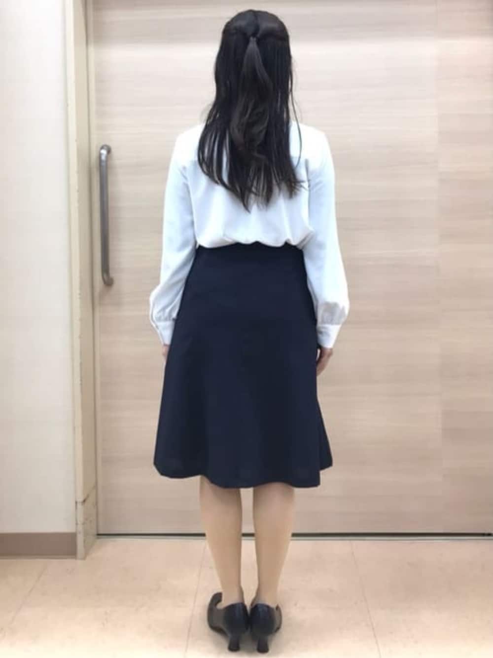 ホワイト系のシャツ/ブラウスを着用したレディースの冬コーディネートの8枚目の写真