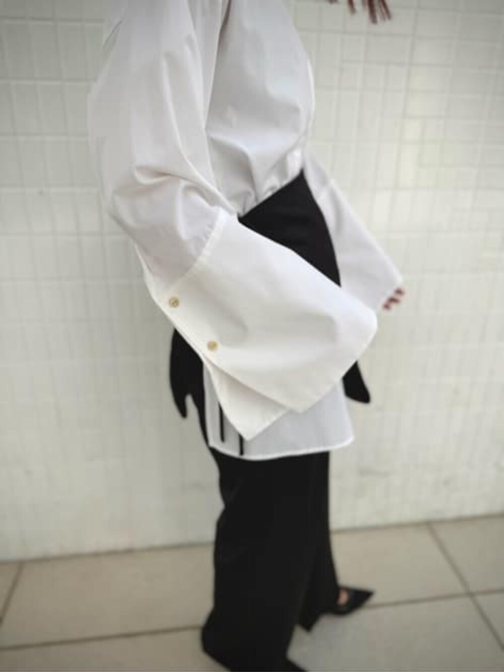 ブラック系のその他パンツ、ブラック系のテーラードジャケット、ホワイト系のシャツ/ブラウスを着用したレディースの冬コーディネートの5枚目の写真