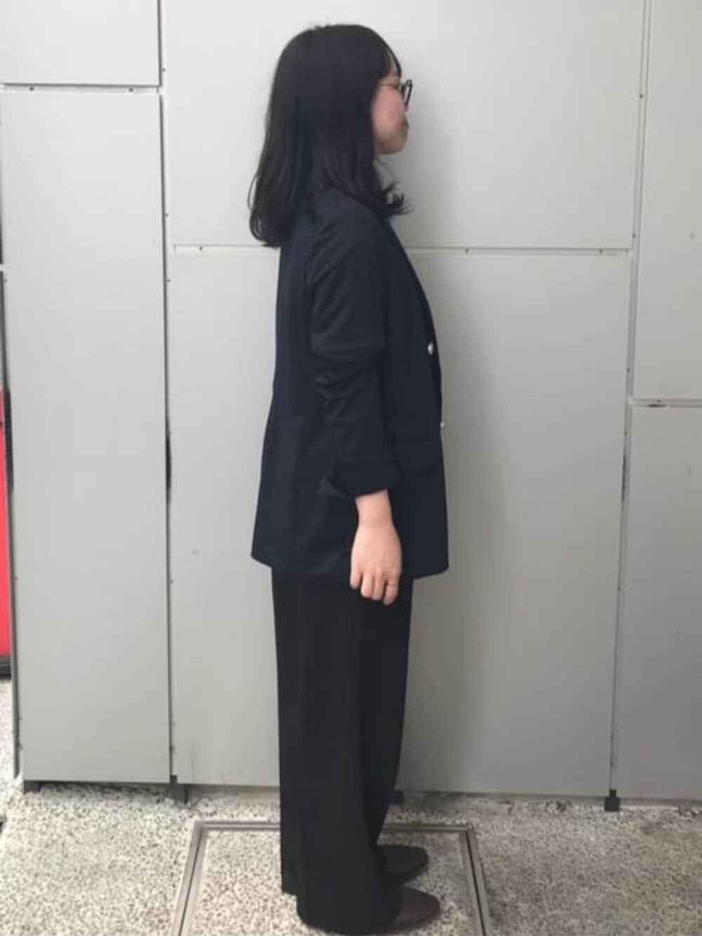 ブラック系のスーツパンツを着用したレディースの冬コーディネートの3枚目の写真