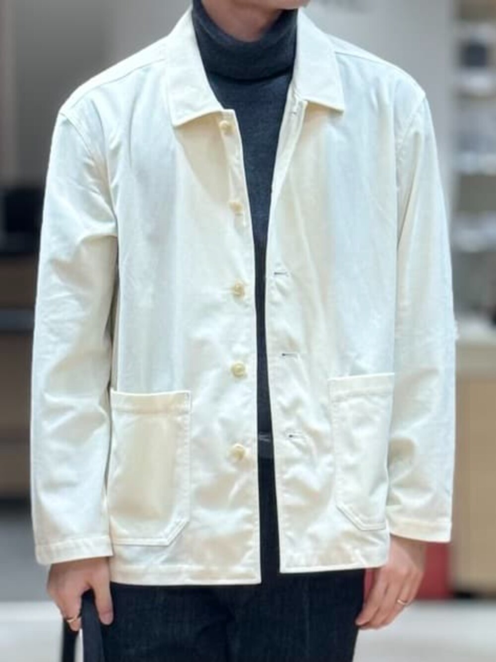 ホワイト系のカバーオール、グレー系のTシャツ/カットソーを着用したメンズの冬コーディネートの3枚目の写真