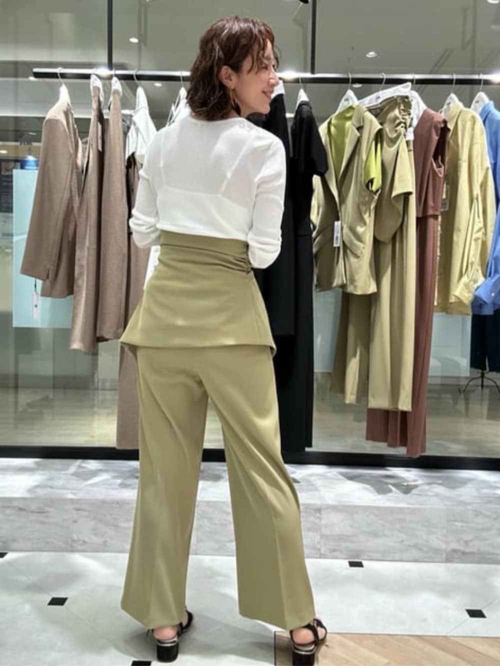 グリーン系のその他パンツ、ホワイト系のTシャツ/カットソーを着用したレディースの冬コーディネートの2枚目の写真