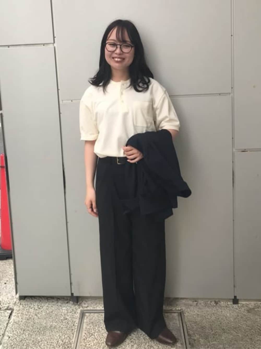 ブラック系のスーツパンツを着用したレディースの冬コーディネートの5枚目の写真