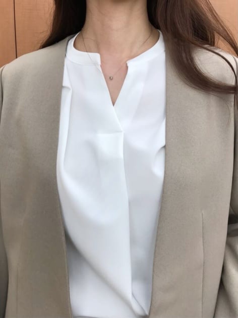 ベージュ系のスーツパンツ、ベージュ系のスーツジャケットを着用したレディースの冬コーディネートの4枚目の写真