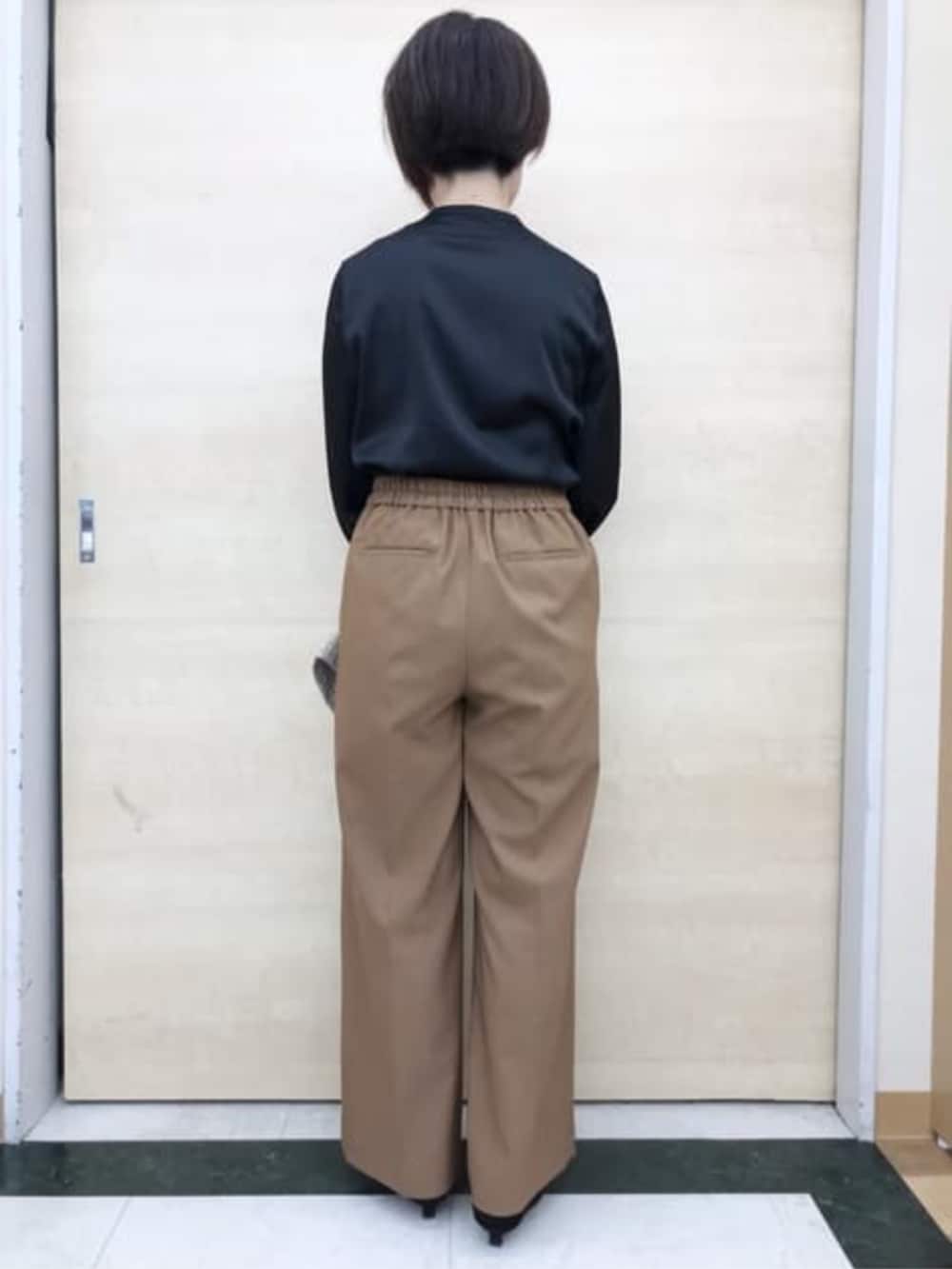 イエロー系のその他パンツ、ブラック系のシャツ/ブラウスを着用したレディースの冬コーディネートの2枚目の写真