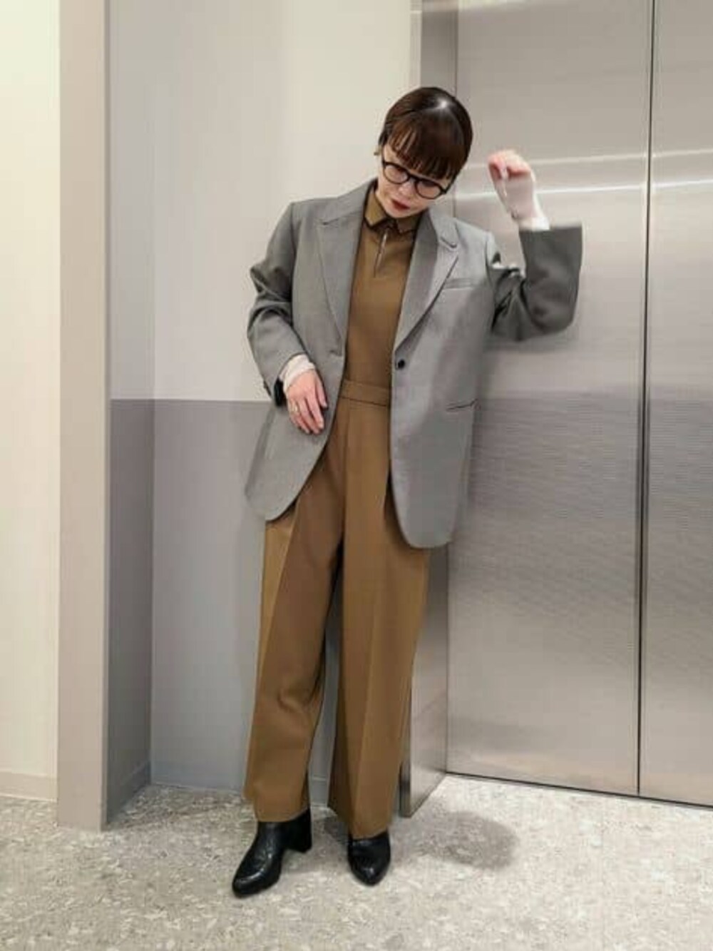 グレー系のテーラードジャケット、ベージュ系のつなぎ/オールインワンを着用したレディースの冬コーディネートの4枚目の写真