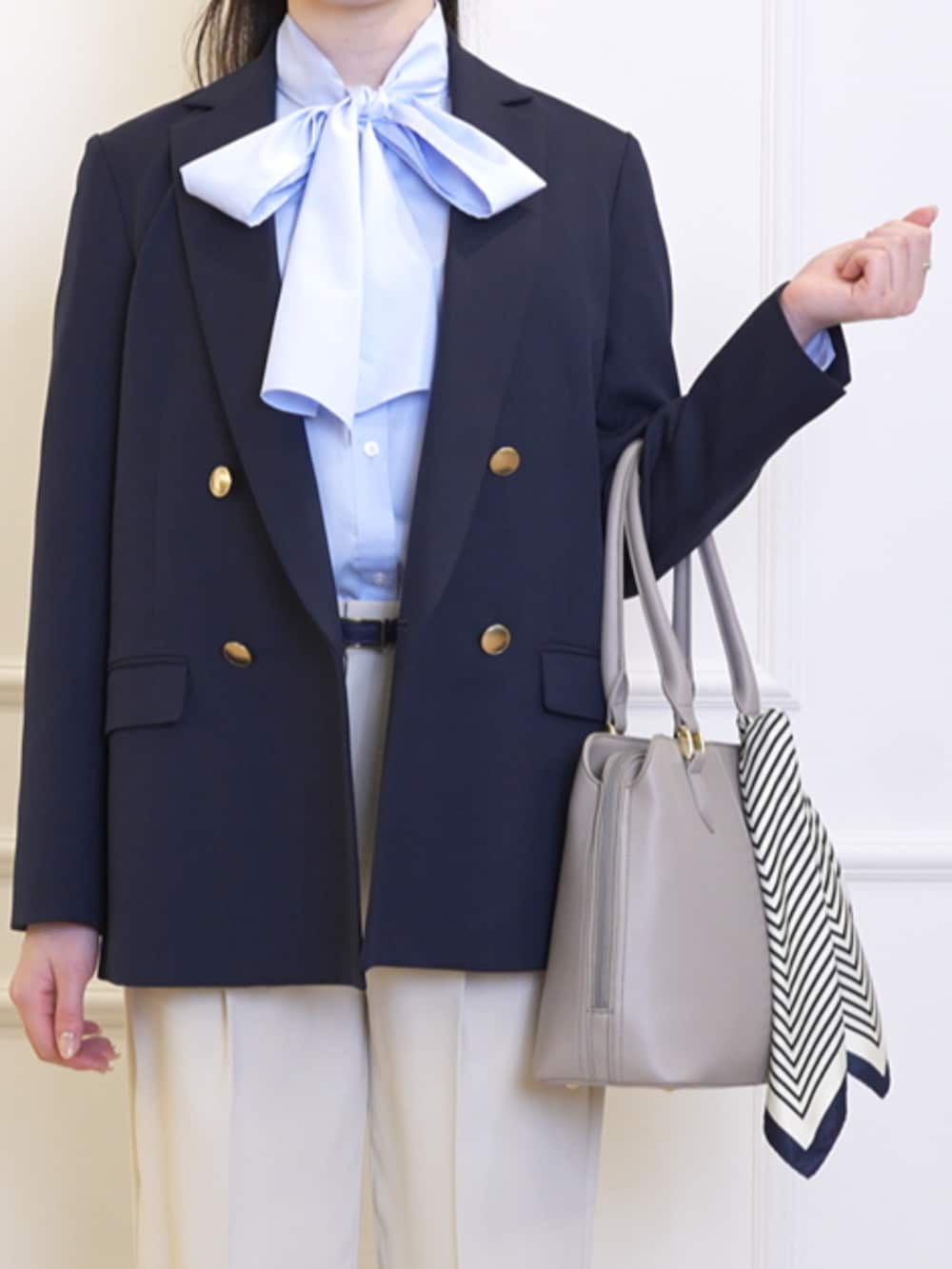 ブルー系のテーラードジャケット、ブルー系のシャツ/ブラウス、ホワイト系のその他パンツを着用したレディースの春コーディネートの4枚目の写真