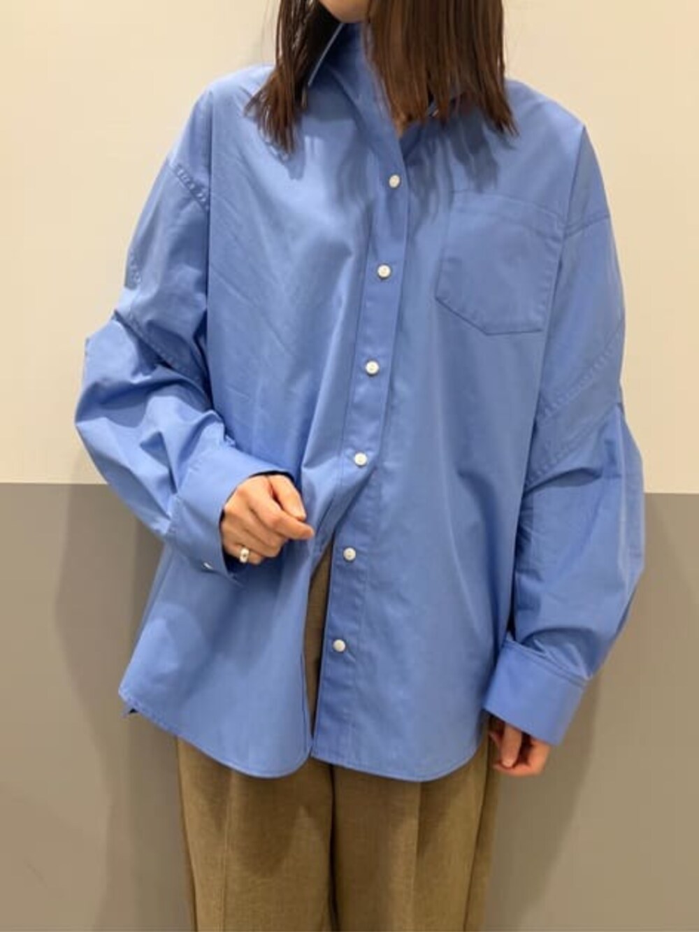 ベージュ系のその他パンツ、ブルー系のシャツ/ブラウス、ブラック系のカードケースを着用したレディースの冬コーディネートの3枚目の写真