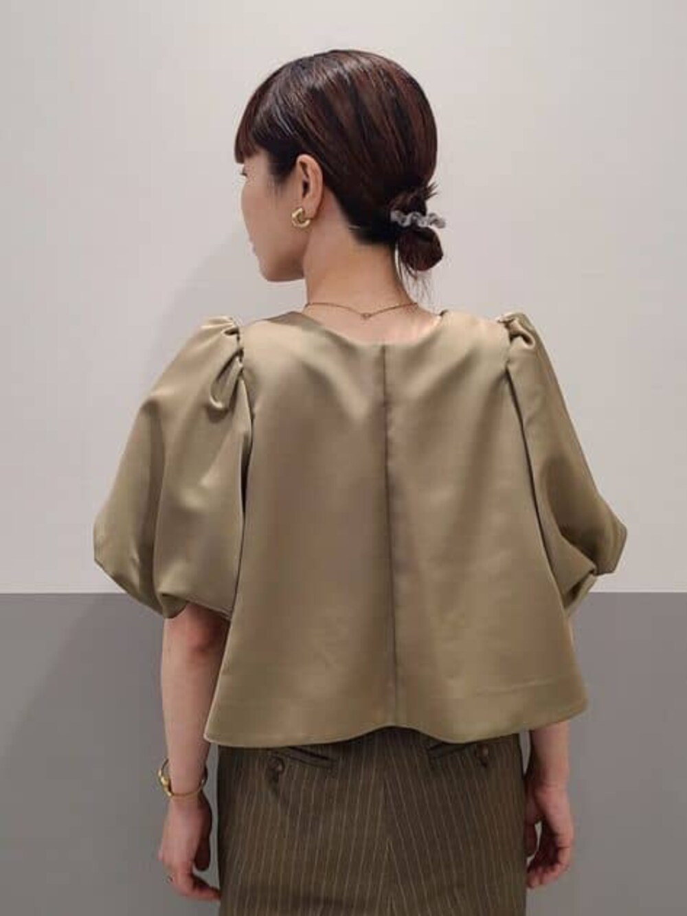 グレー系のその他パンツ、ベージュ系のシャツ/ブラウスを着用したレディースの冬コーディネートの7枚目の写真