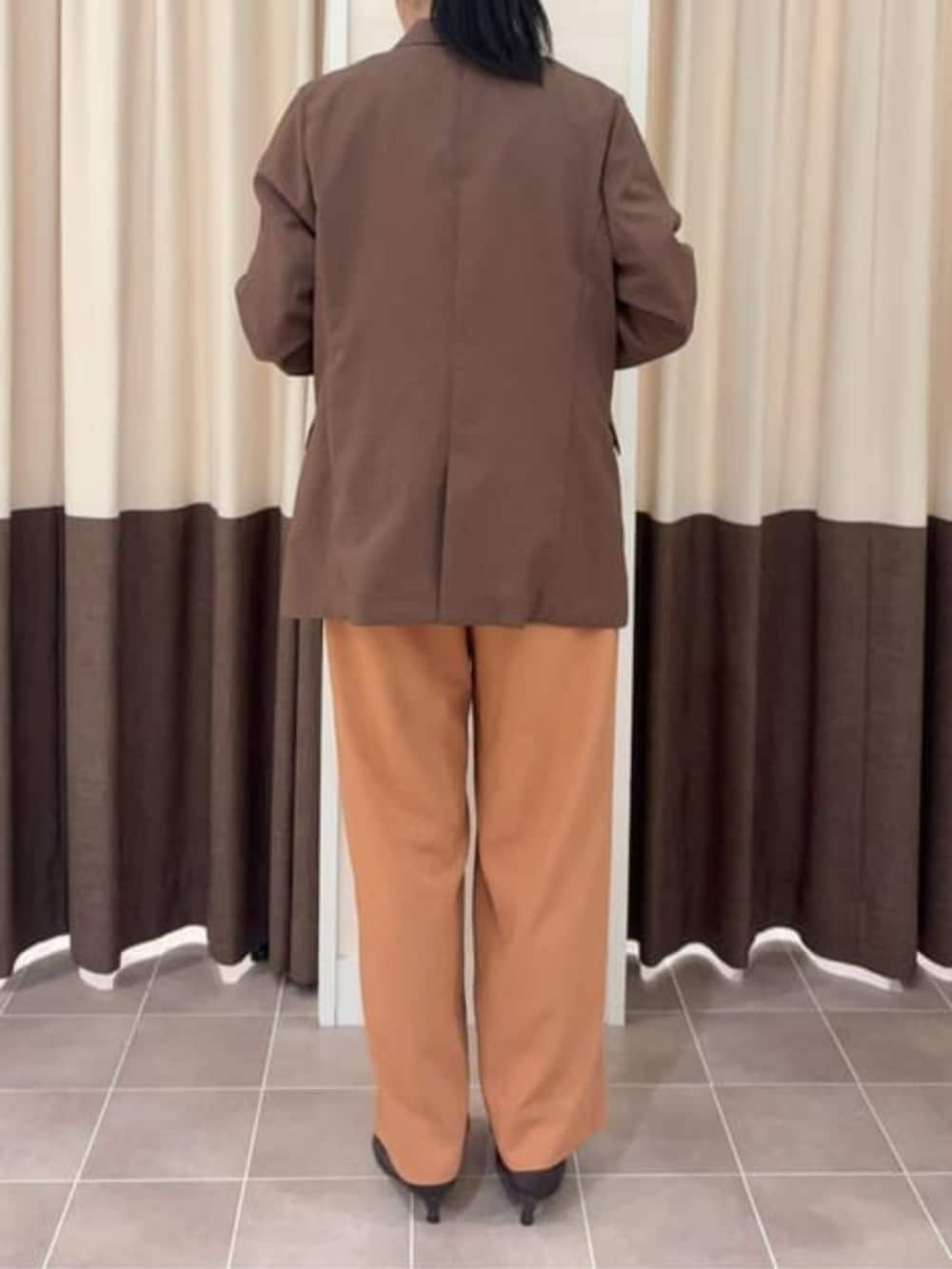 ベージュ系のカーディガン/ボレロ、ホワイト系のTシャツ/カットソー、ブラウン系のスーツジャケットを着用したレディースの夏コーディネートの3枚目の写真