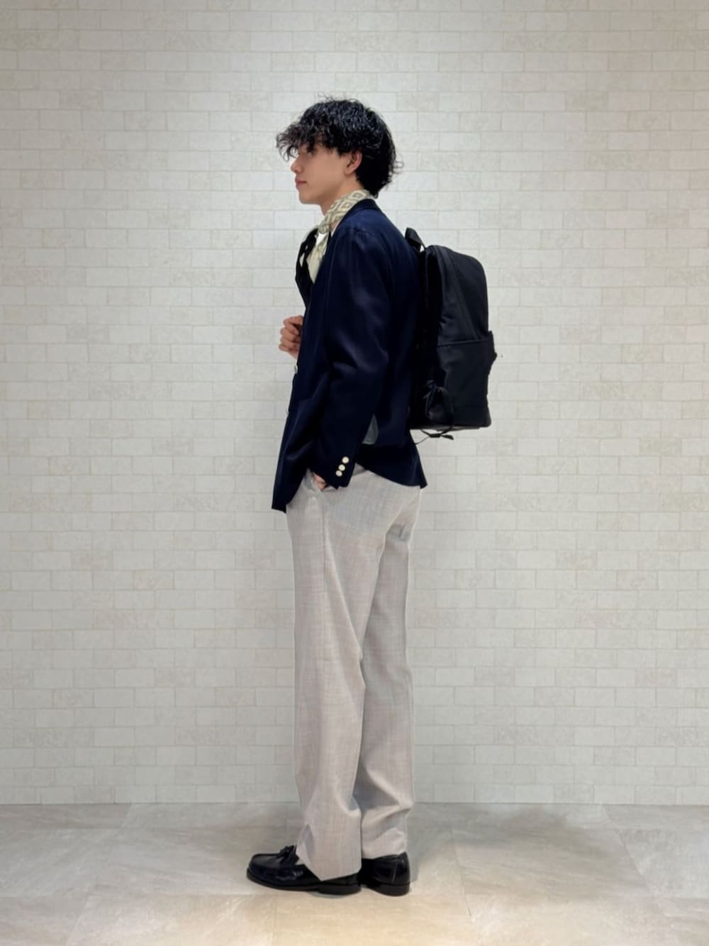 ホワイト系のTシャツ/カットソー、グレー系のスーツパンツ、ブルー系のスーツジャケットを着用したメンズの春コーディネートの2枚目の写真