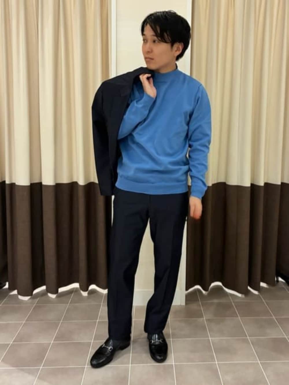 ブルー系のニット/セーターを着用したメンズの冬コーディネートの3枚目の写真