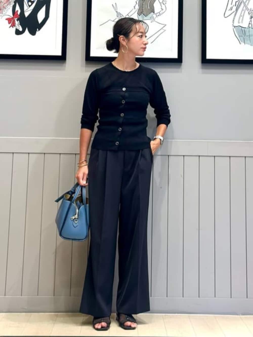 ブラック系のTシャツ/カットソーを着用したレディースの冬コーディネートの4枚目の写真