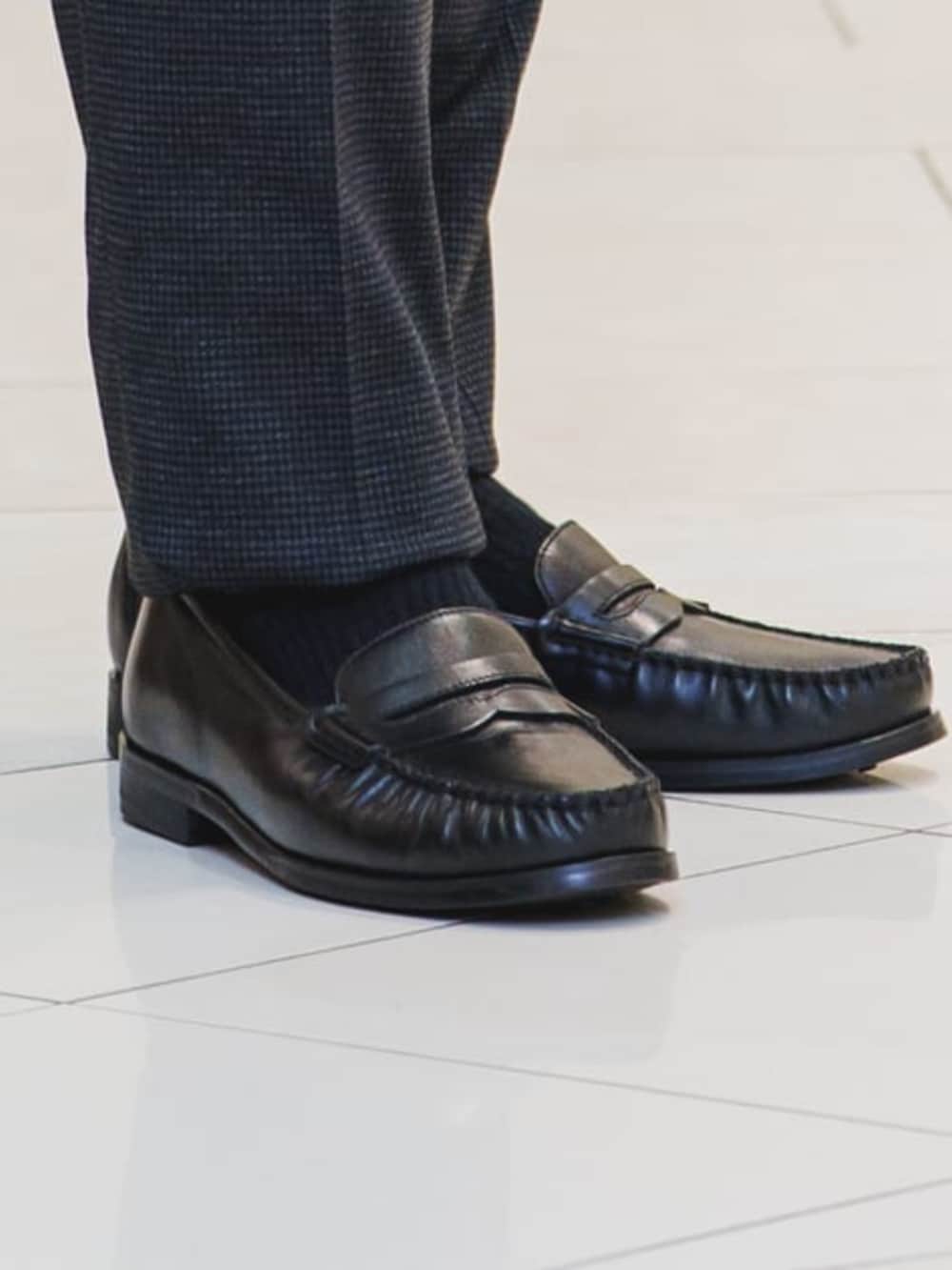 グレー系のバックパック/リュック、グレー系のテーラードジャケット、グレー系のスラックスを着用したメンズの冬コーディネートの8枚目の写真