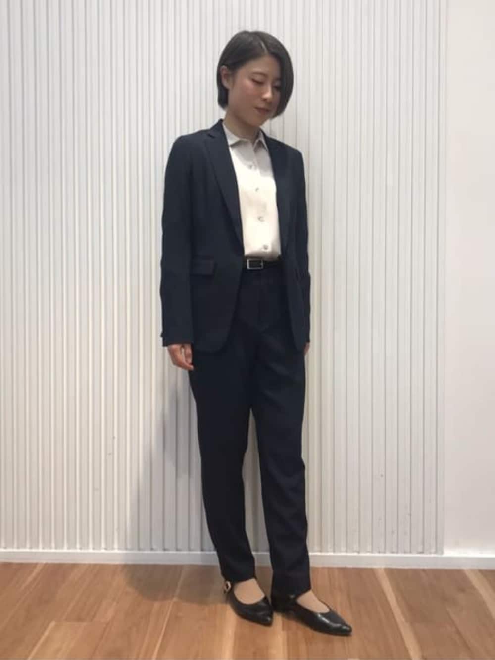 ブルー系のスーツジャケット、ブルー系のスーツパンツを着用したレディースの春コーディネートの2枚目の写真