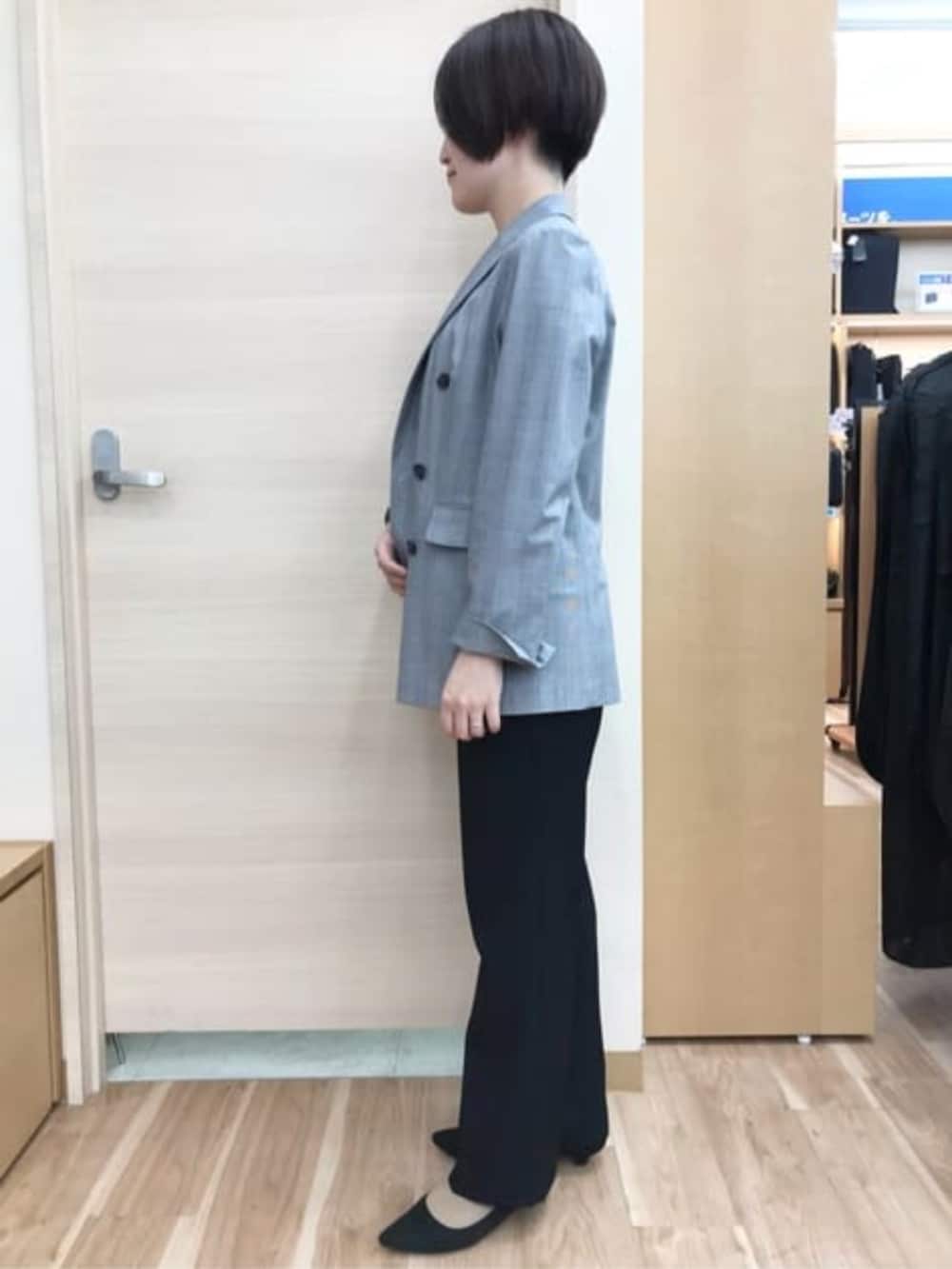 ブラック系のスーツパンツ、グレー系のスーツジャケット、ベージュ系のシャツ/ブラウスを着用したレディースの春コーディネートの3枚目の写真