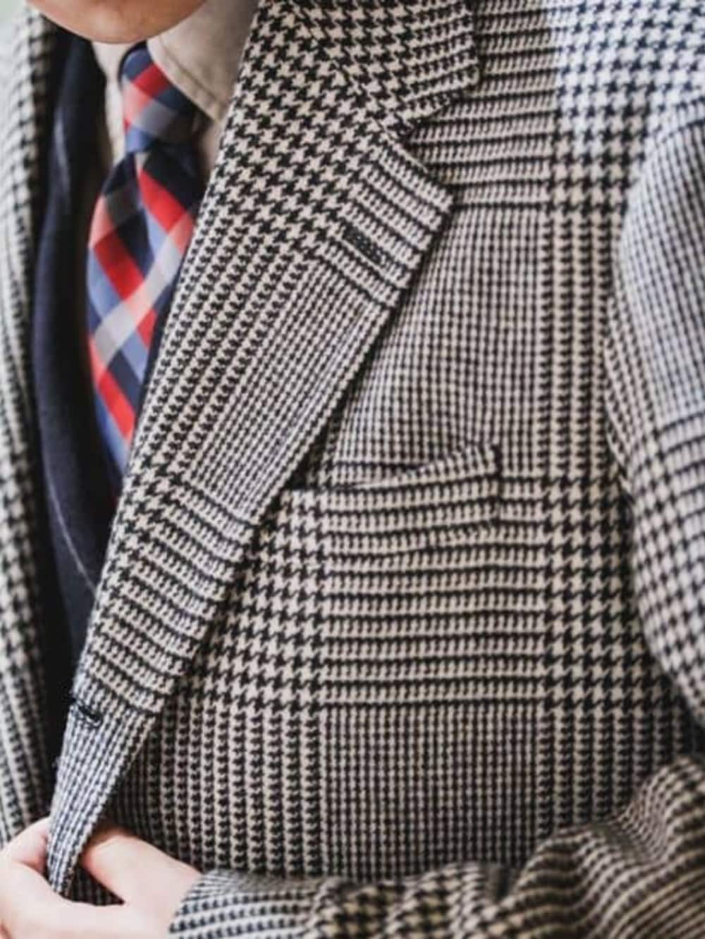 グレー系のチェスターコートを着用したメンズの冬コーディネートの3枚目の写真