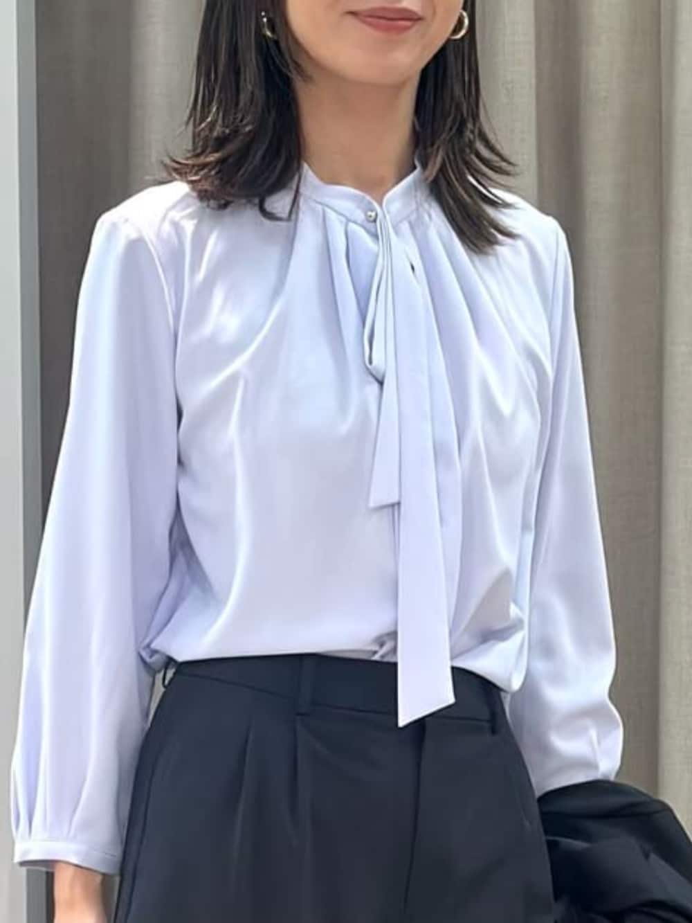 パープル系のシャツ/ブラウス、ブラック系のテーラードジャケット、ブラック系のスラックスを着用したレディースの冬コーディネートの8枚目の写真