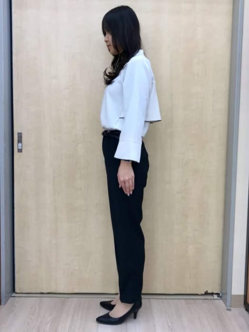 ベージュ系のシャツ/ブラウスを着用したレディースの冬コーディネートの4枚目の写真