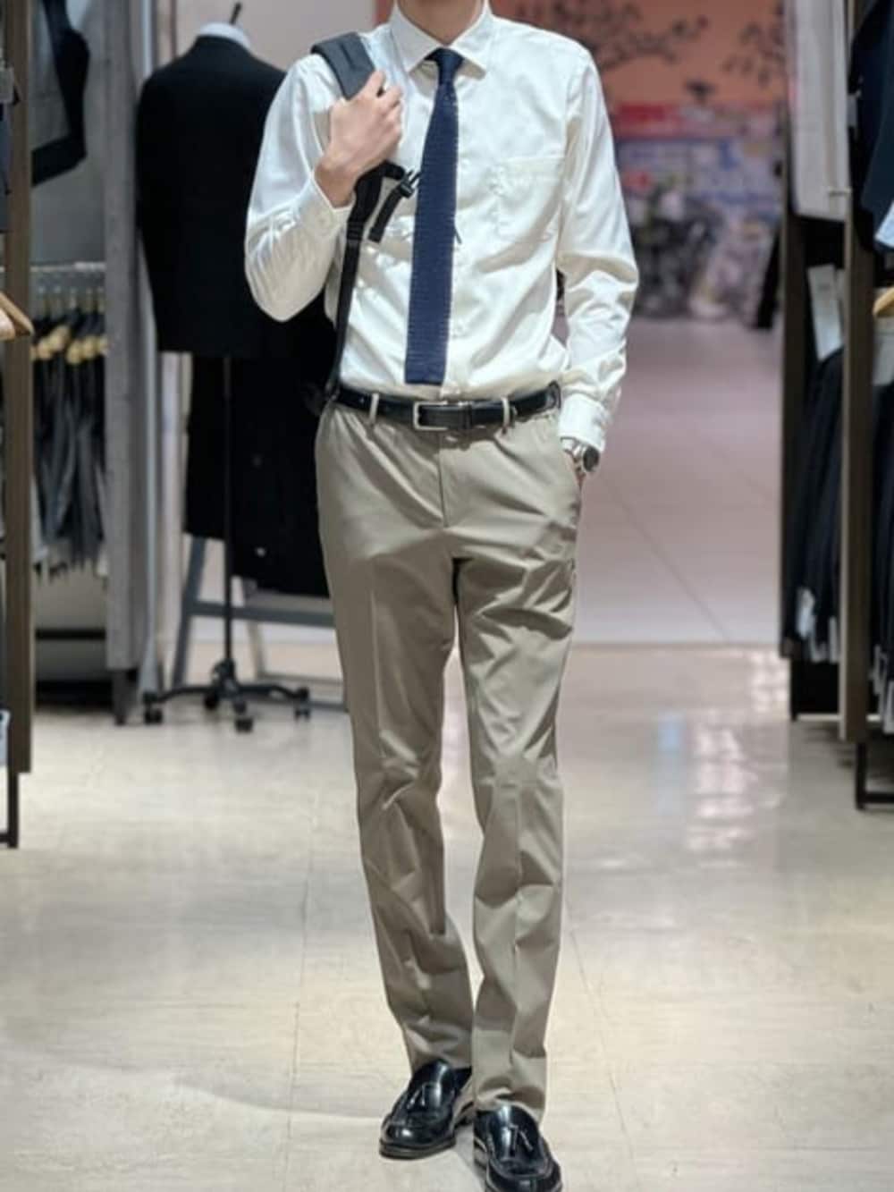 グリーン系のスーツジャケット、グリーン系のスーツパンツを着用したメンズの冬コーディネートの4枚目の写真