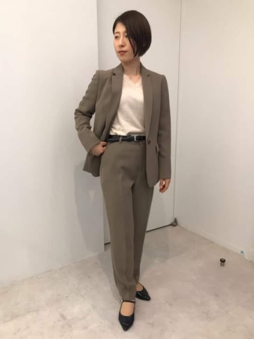 ブラウン系のスーツパンツ、ブラウン系のスーツジャケットを着用したレディースの冬コーディネートの4枚目の写真