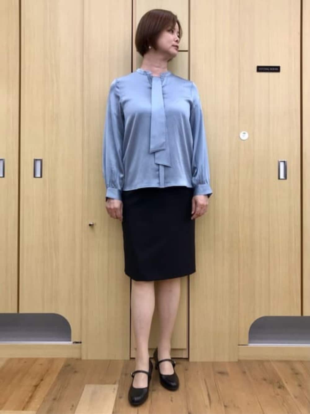 ブラック系のスーツジャケット、ブルー系のシャツ/ブラウスを着用したレディースの冬コーディネートの4枚目の写真