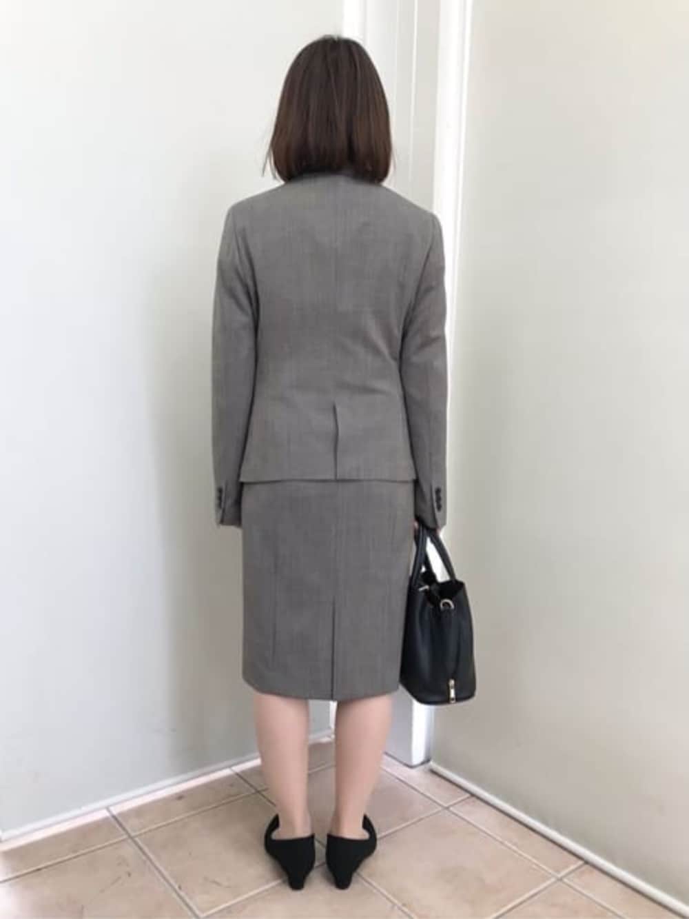 ホワイト系のシャツ/ブラウスを着用したレディースの冬コーディネートの2枚目の写真
